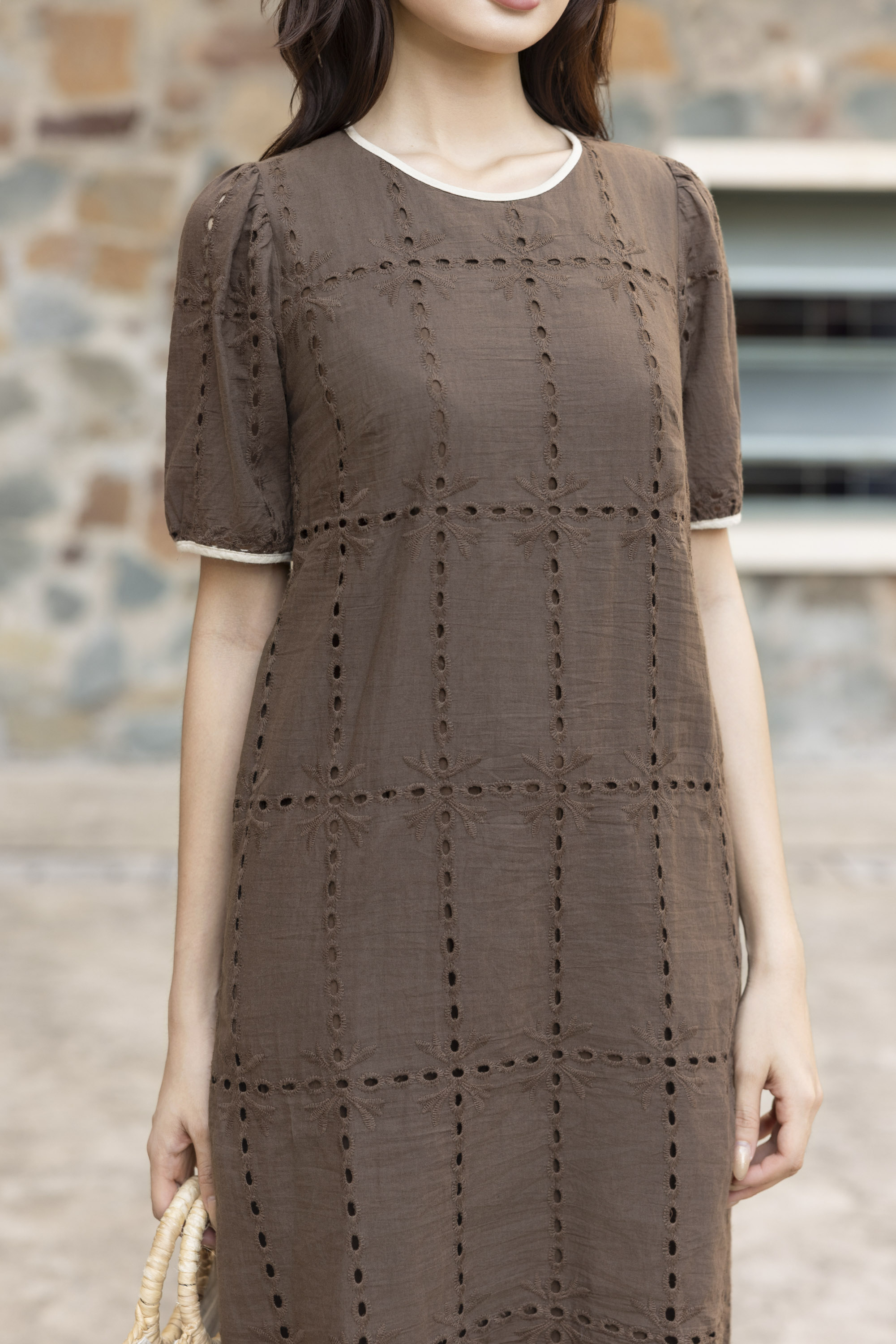 Váy Đầm Nữ Midi Vải Cotton Thêu Đục Lỗ Cổ Tròn Tay Ngắn D13482LW01
