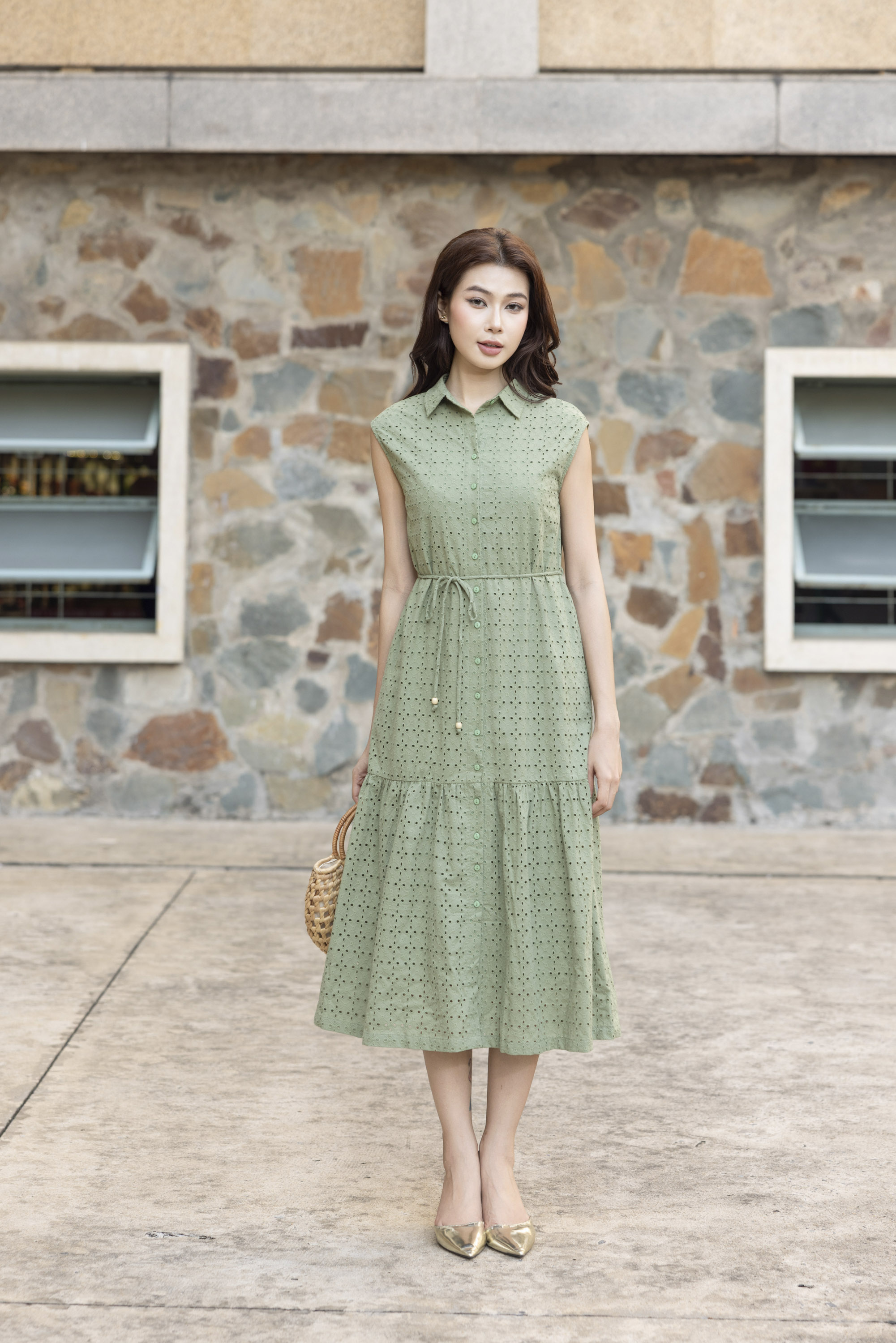 SWANLAKE | Váy Đầm Nữ Maxi Sơ Mi Suông Sát Nách Đuôi Cá Cotton Thêu Hoa Đục Lỗ Cài Nút Có Túi D12905LW01