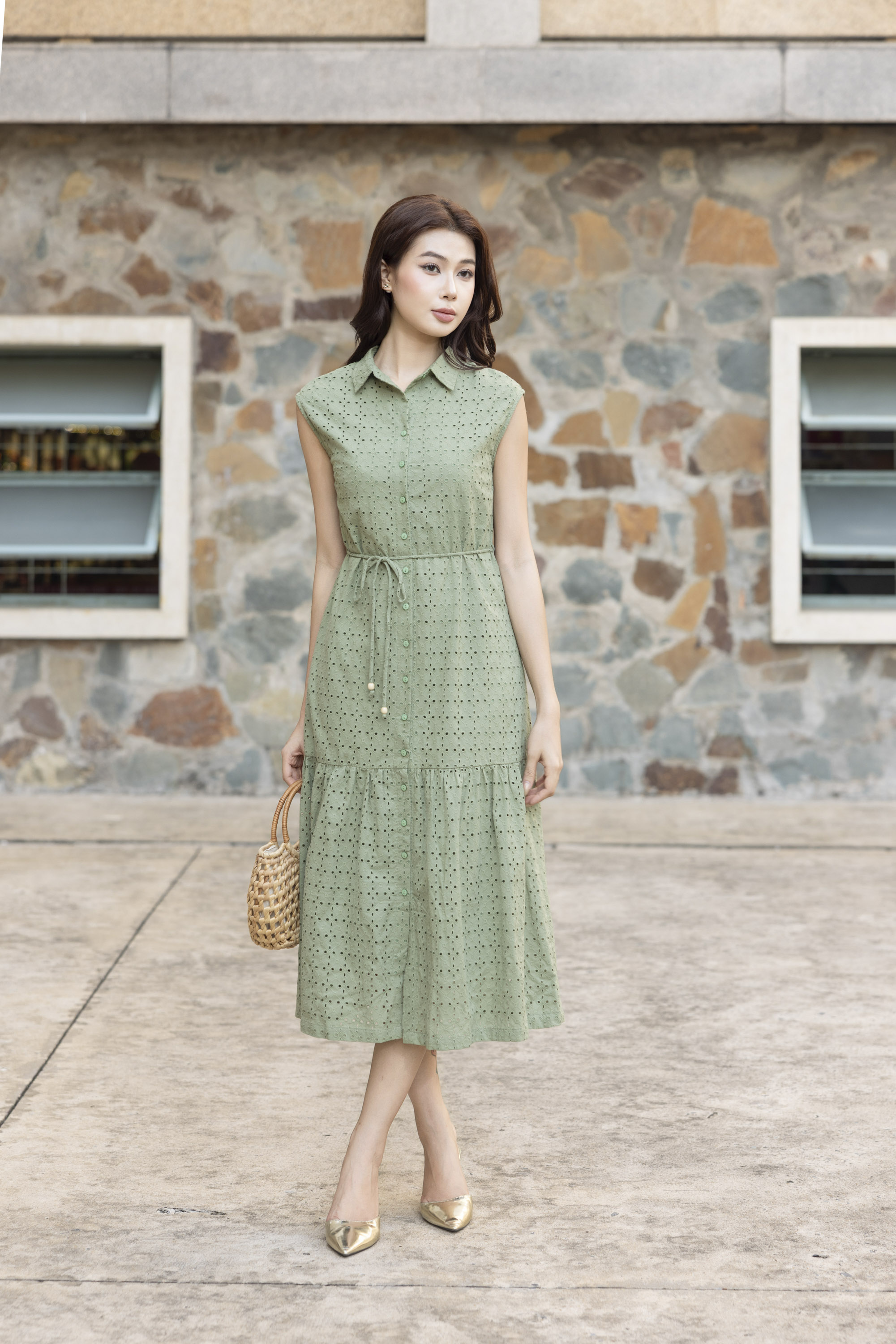 SWANLAKE | Váy Đầm Nữ Maxi Sơ Mi Suông Sát Nách Đuôi Cá Cotton Thêu Hoa Đục Lỗ Cài Nút Có Túi D12905LW01