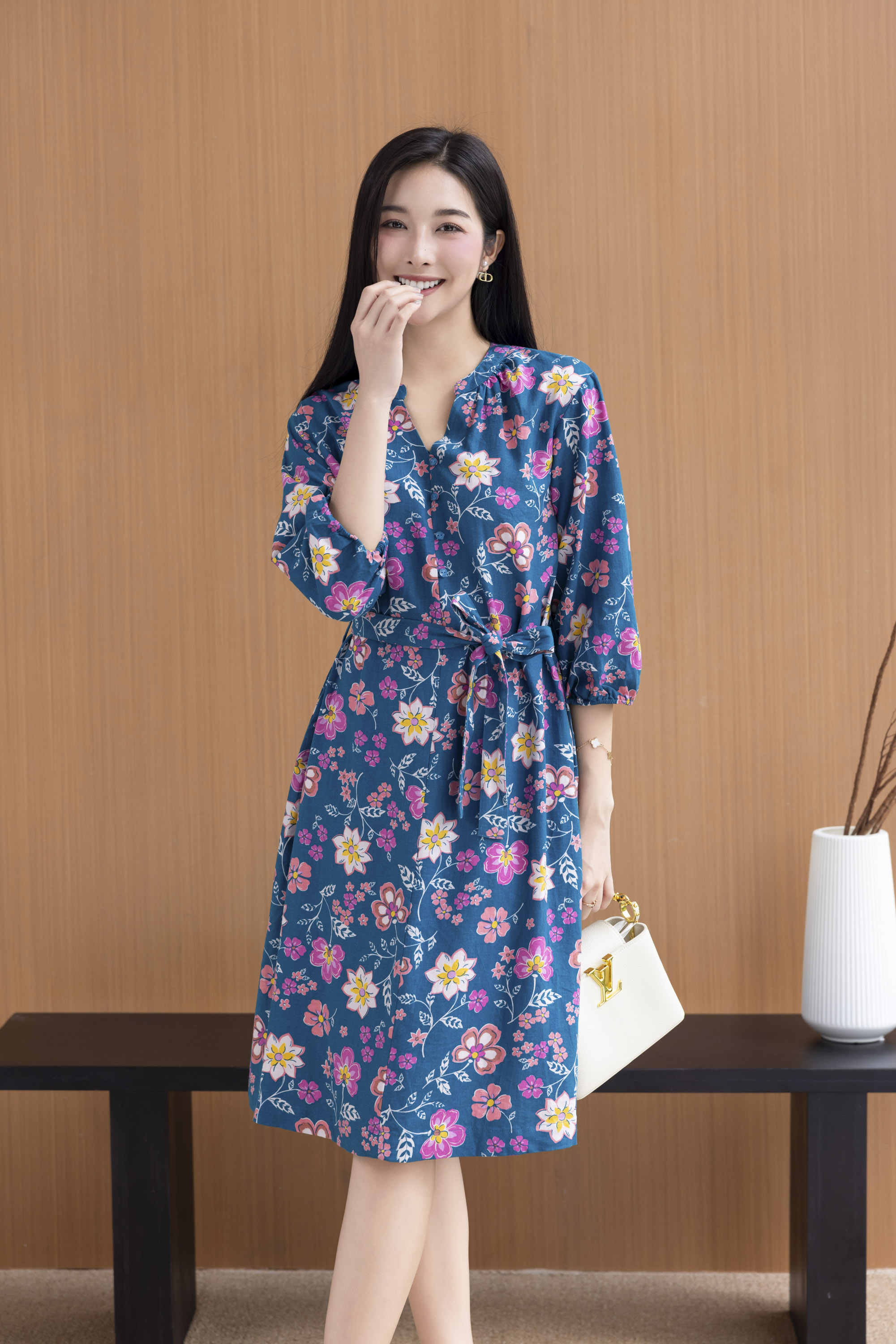 SWANLAKE | Váy Đầm Nữ Suông Dây Thắt Eo Cổ Trụ Đính Nút Vải Linen In Hoa Hè Tay Bí Lỡ Có Túi D12671LW02
