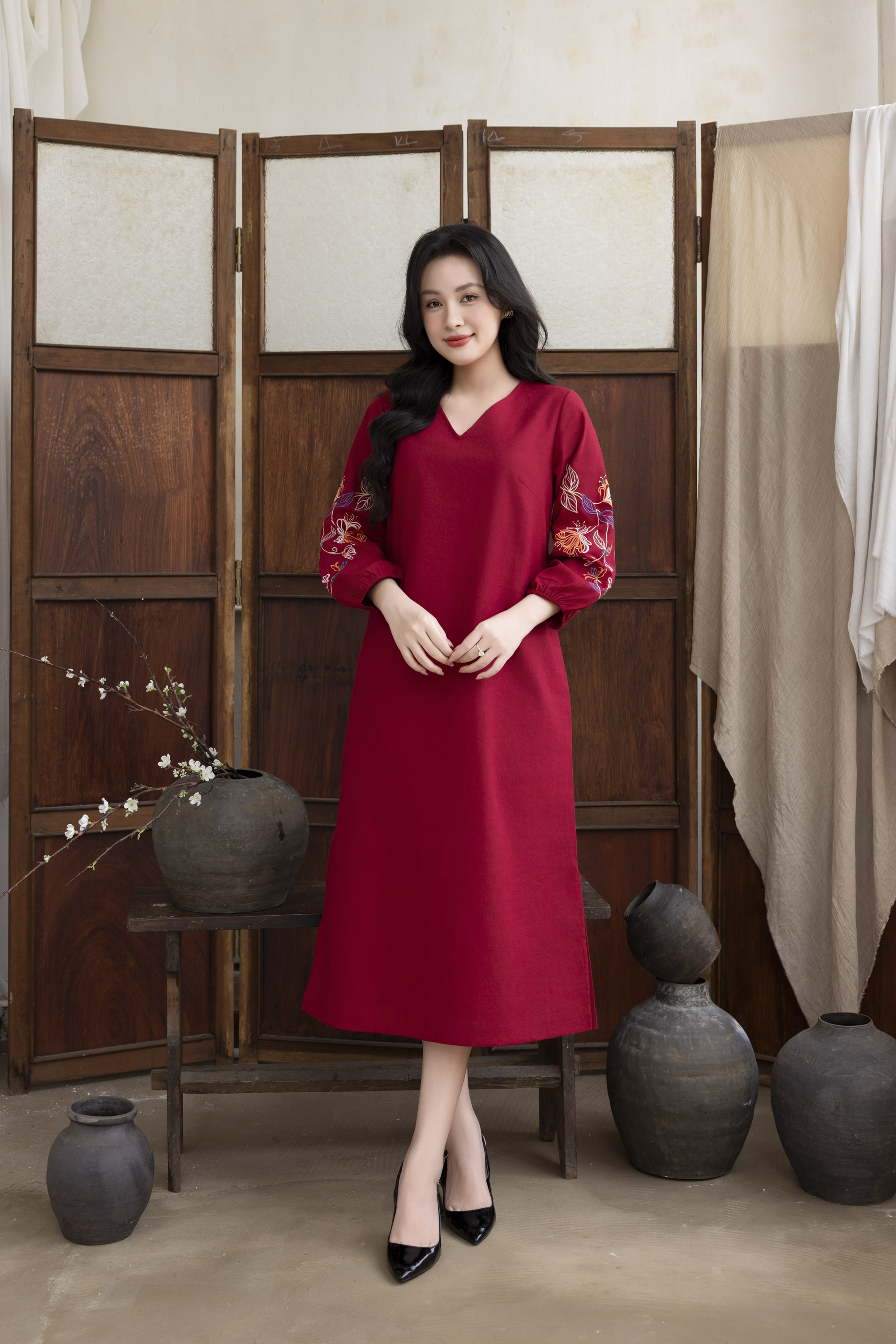 SWANLAKE | Váy Đầm Nữ Midi Suông Xẻ Tà Cổ V Tay Lỡ Thêu Hoa Nổi Vải Linen Công Sở Tiệc Có Túi D12131