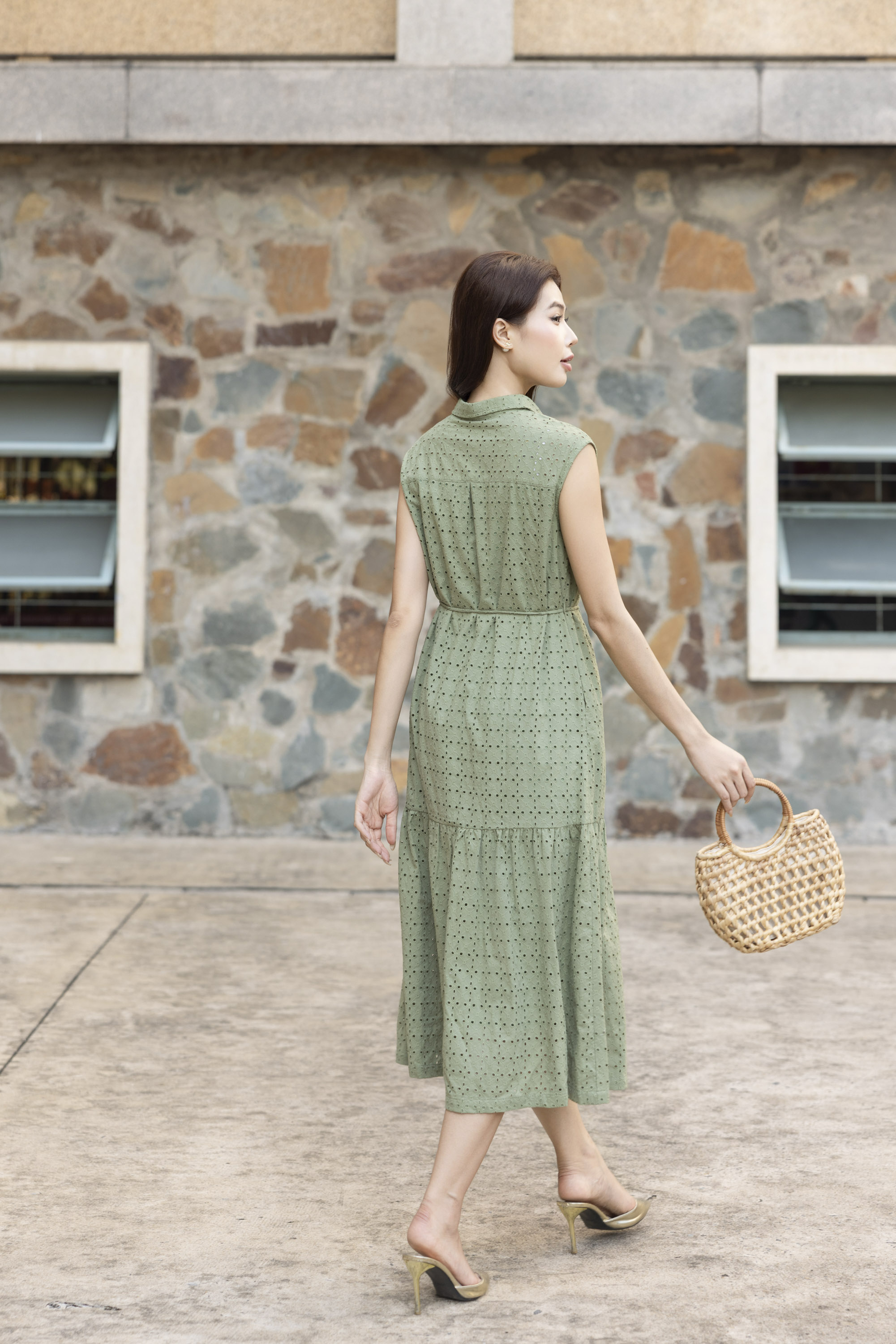 SWANLAKE | Váy Đầm Nữ Maxi Sơ Mi Suông Sát Nách Đuôi Cá Cotton Thêu Hoa Đục Lỗ Cài Nút Có Túi D12905LW01