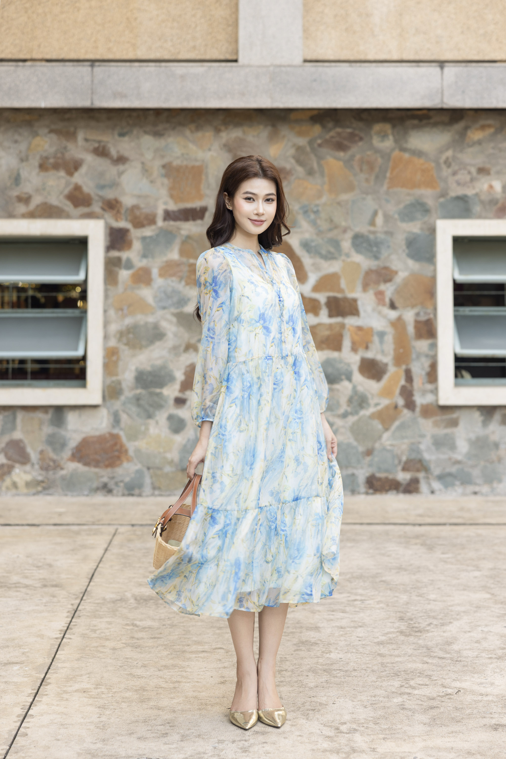 SWANLAKE | Váy Đầm Nữ Maxi Suông Xòe 2 Lớp Cổ Chữ V Cài Nút Tay Dài Vải Tơ In Hoa Đi Biển Hè D12073LW11