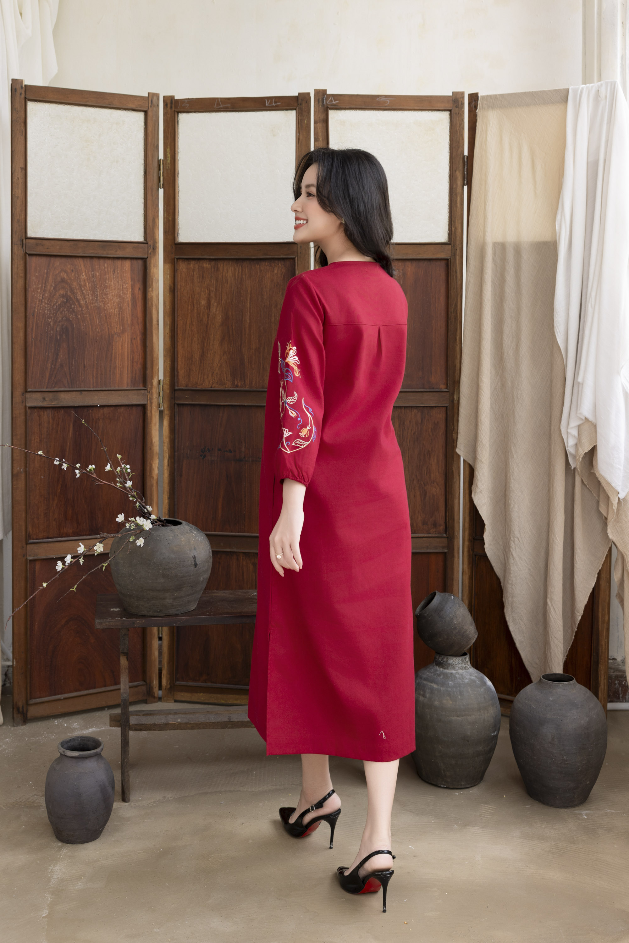 SWANLAKE | Váy Đầm Nữ Midi Suông Xẻ Tà Cổ V Tay Lỡ Thêu Hoa Nổi Vải Linen Công Sở Tiệc Có Túi D12131