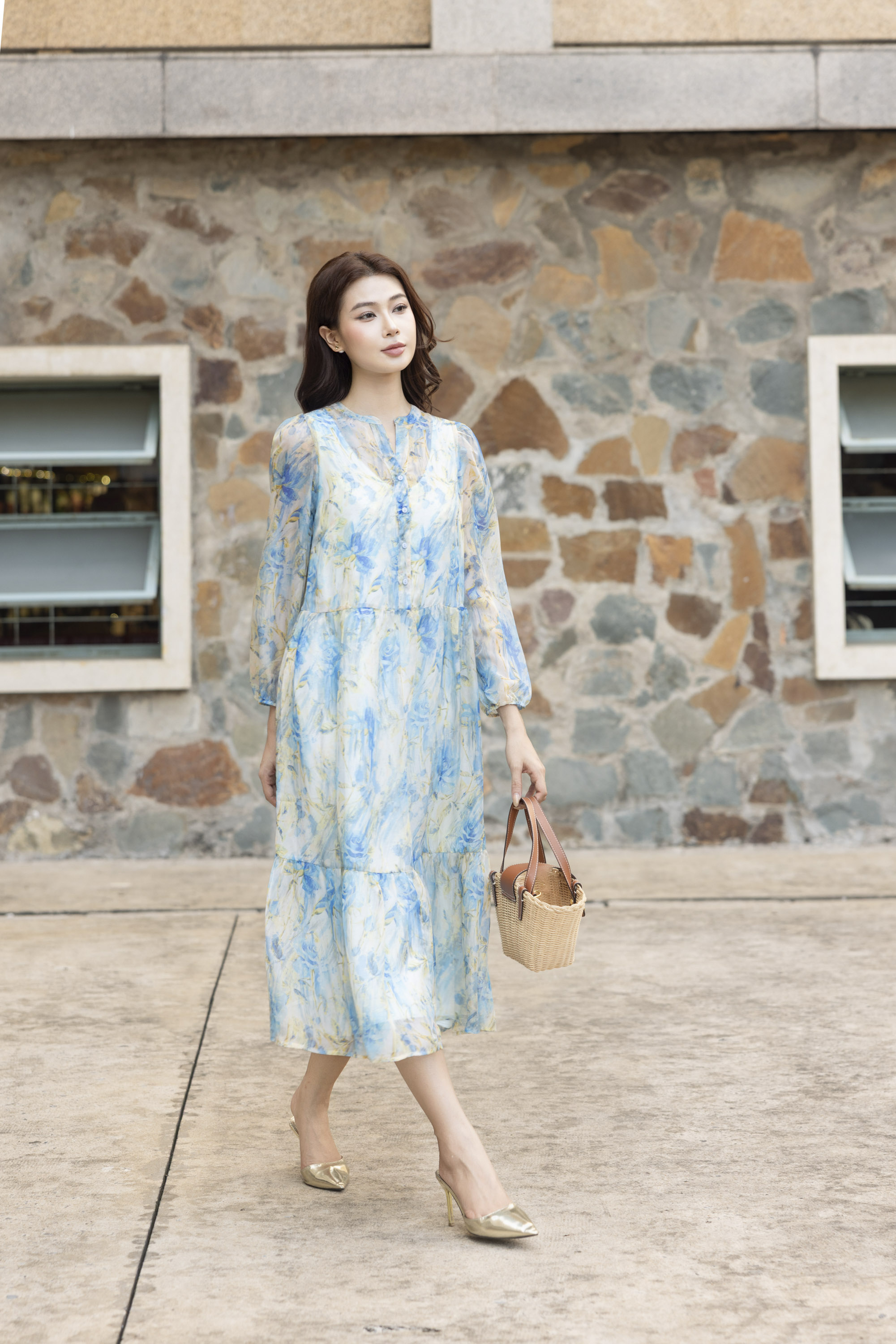 SWANLAKE | Váy Đầm Nữ Maxi Suông Xòe 2 Lớp Cổ Chữ V Cài Nút Tay Dài Vải Tơ In Hoa Đi Biển Hè D12073LW11