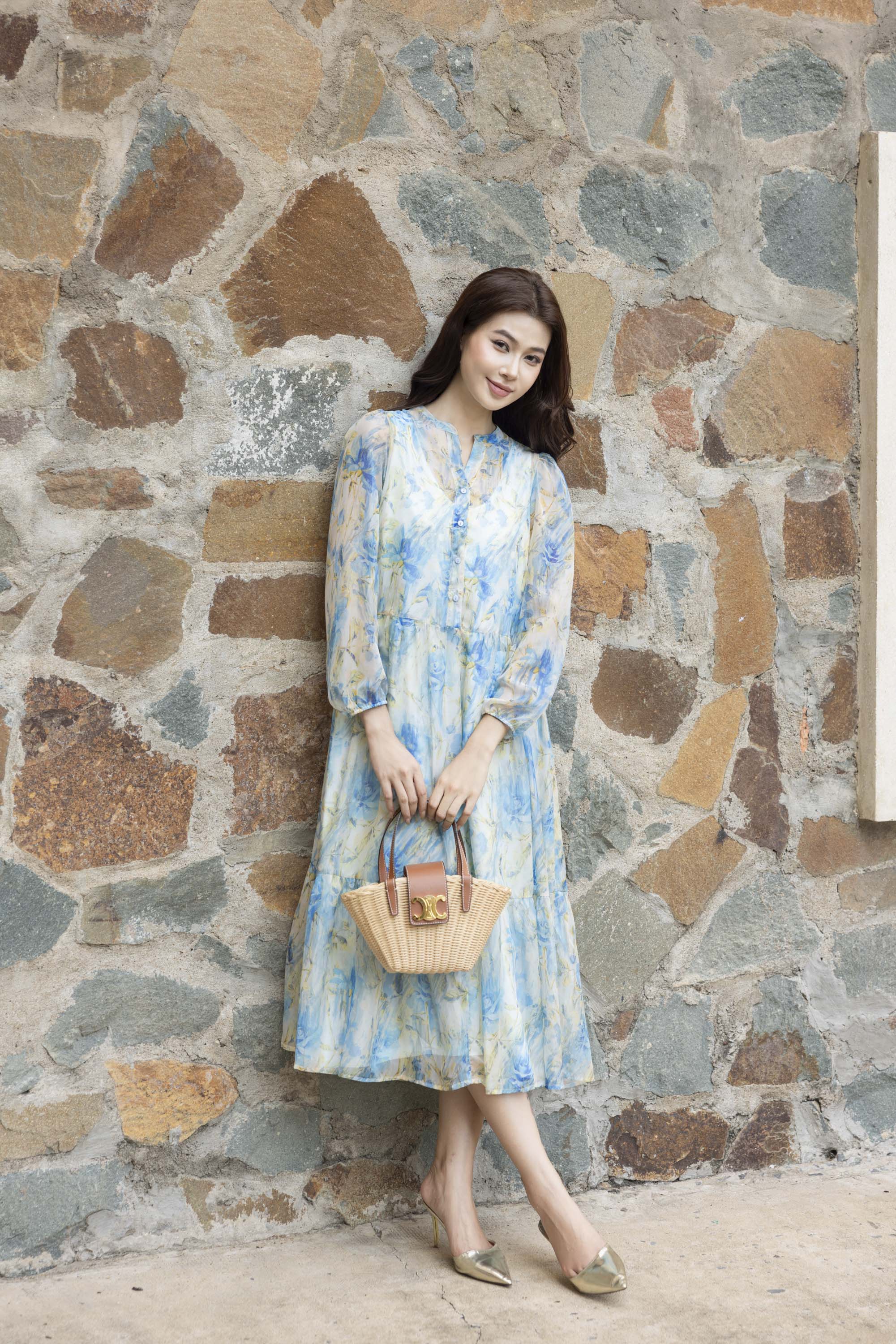 SWANLAKE | Váy Đầm Nữ Maxi Suông Xòe 2 Lớp Cổ Chữ V Cài Nút Tay Dài Vải Tơ In Hoa Đi Biển Hè D12073LW11