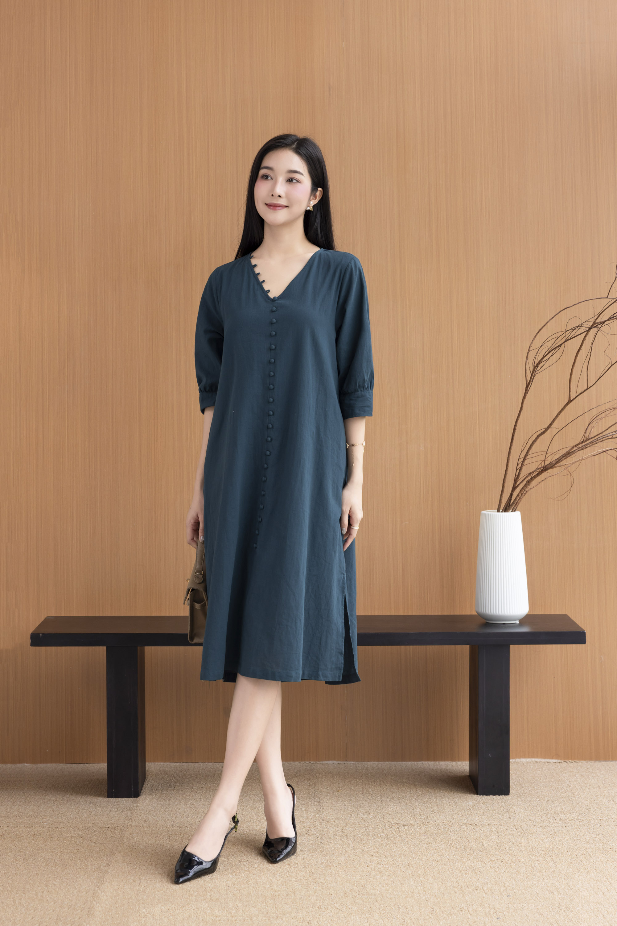 Váy Đầm Nữ Midi Suông Trơn Xẻ Tà Linen Cổ Tim Tay Nẹp Lỡ Có Túi Đính Nút Công Sở D11248LW03
