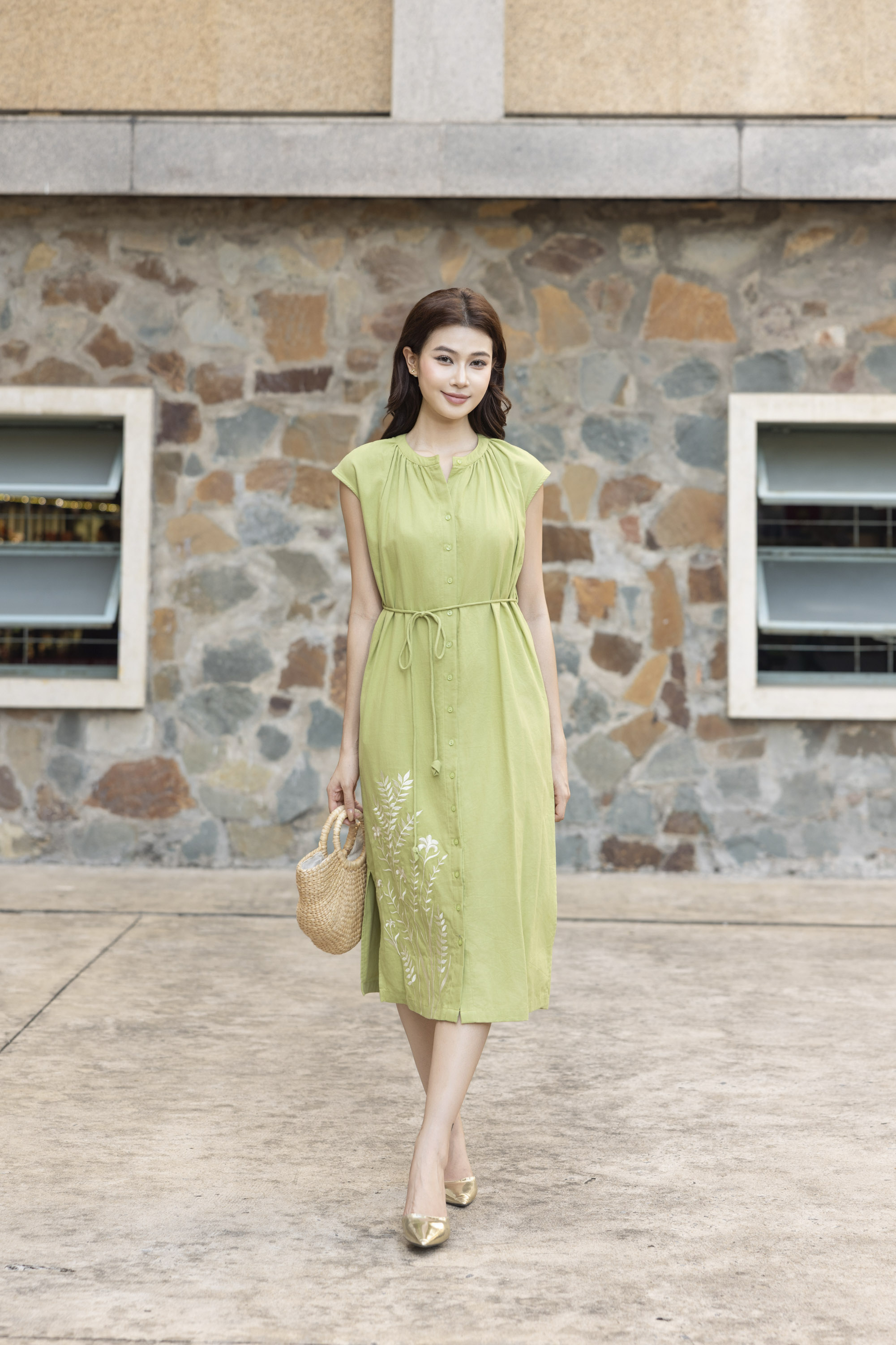 SWANLAKE | Váy Đầm Nữ Midi Cổ Chữ V Dây Thắt Eo Vải Linen Thêu Hoa Cài Nút Xẻ Tà Đi Biển D13519LW01