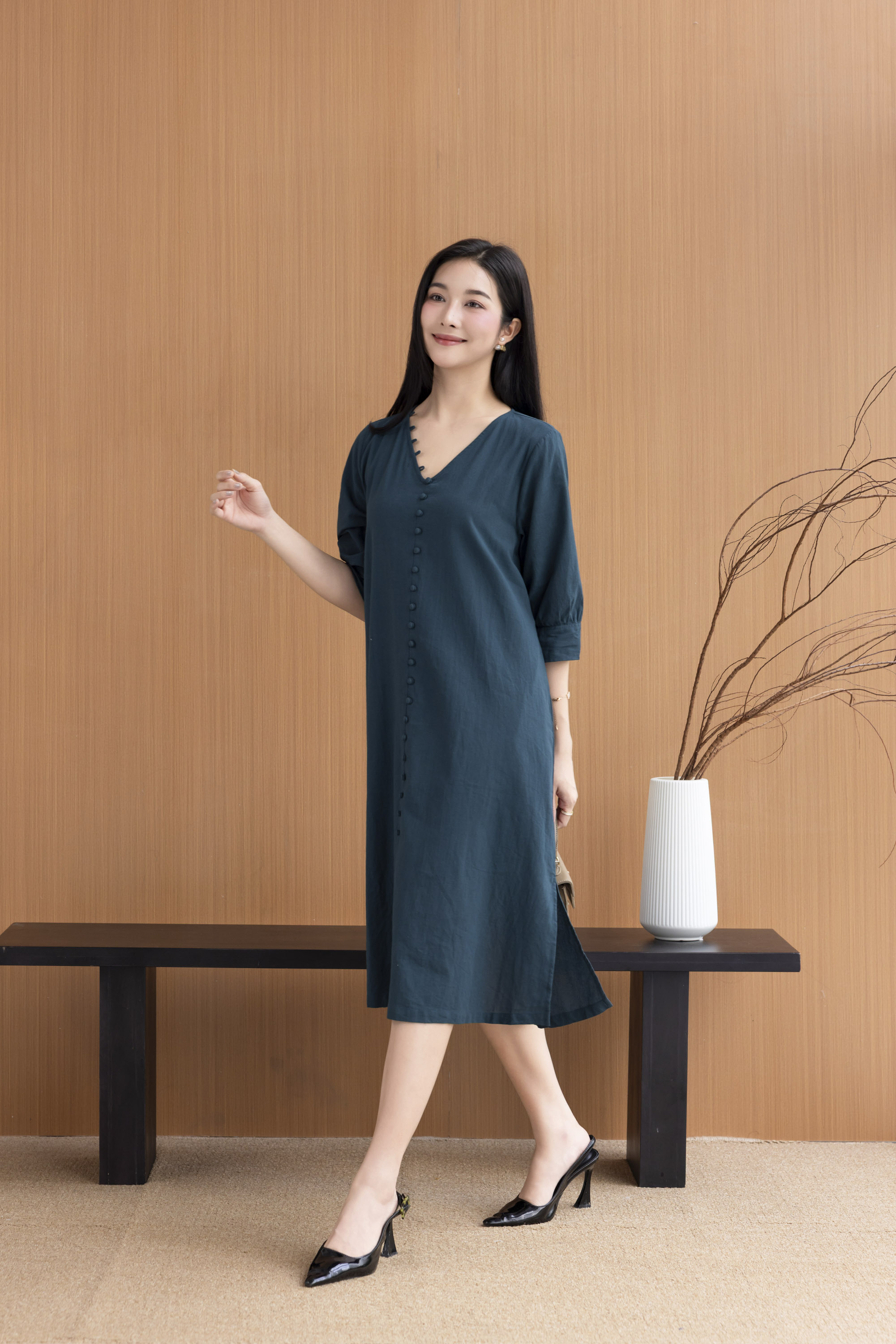 Váy Đầm Nữ Midi Suông Trơn Xẻ Tà Linen Cổ Tim Tay Nẹp Lỡ Có Túi Đính Nút Công Sở D11248LW03