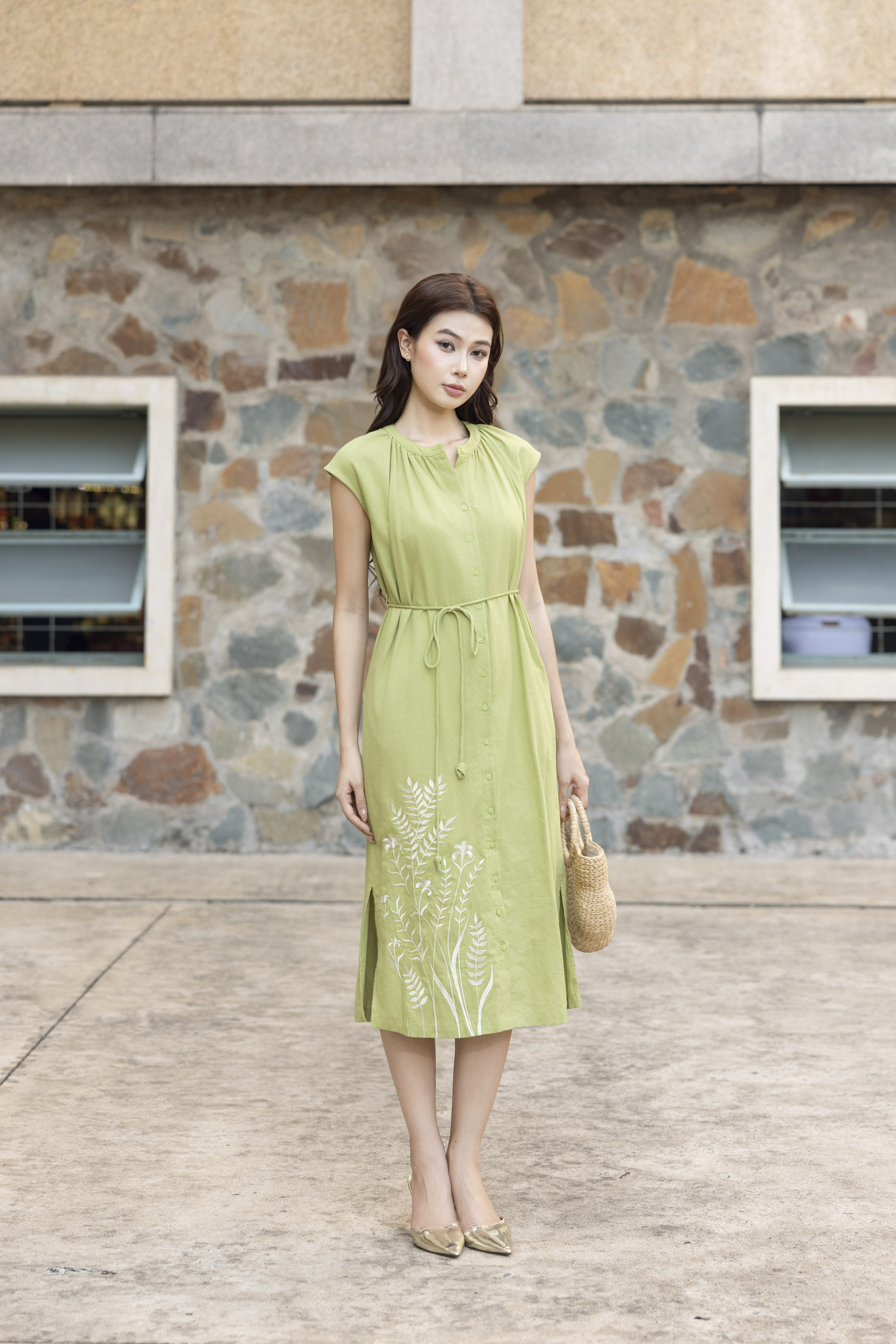 SWANLAKE | Váy Đầm Nữ Midi Cổ Chữ V Dây Thắt Eo Vải Linen Thêu Hoa Cài Nút Xẻ Tà Đi Biển D13519LW01