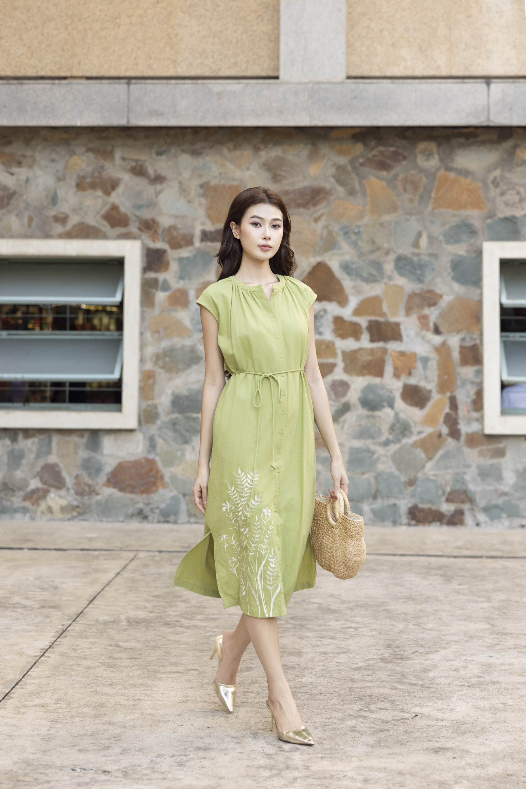 SWANLAKE | Váy Đầm Nữ Midi Cổ Chữ V Dây Thắt Eo Vải Linen Thêu Hoa Cài Nút Xẻ Tà Đi Biển D13519LW01