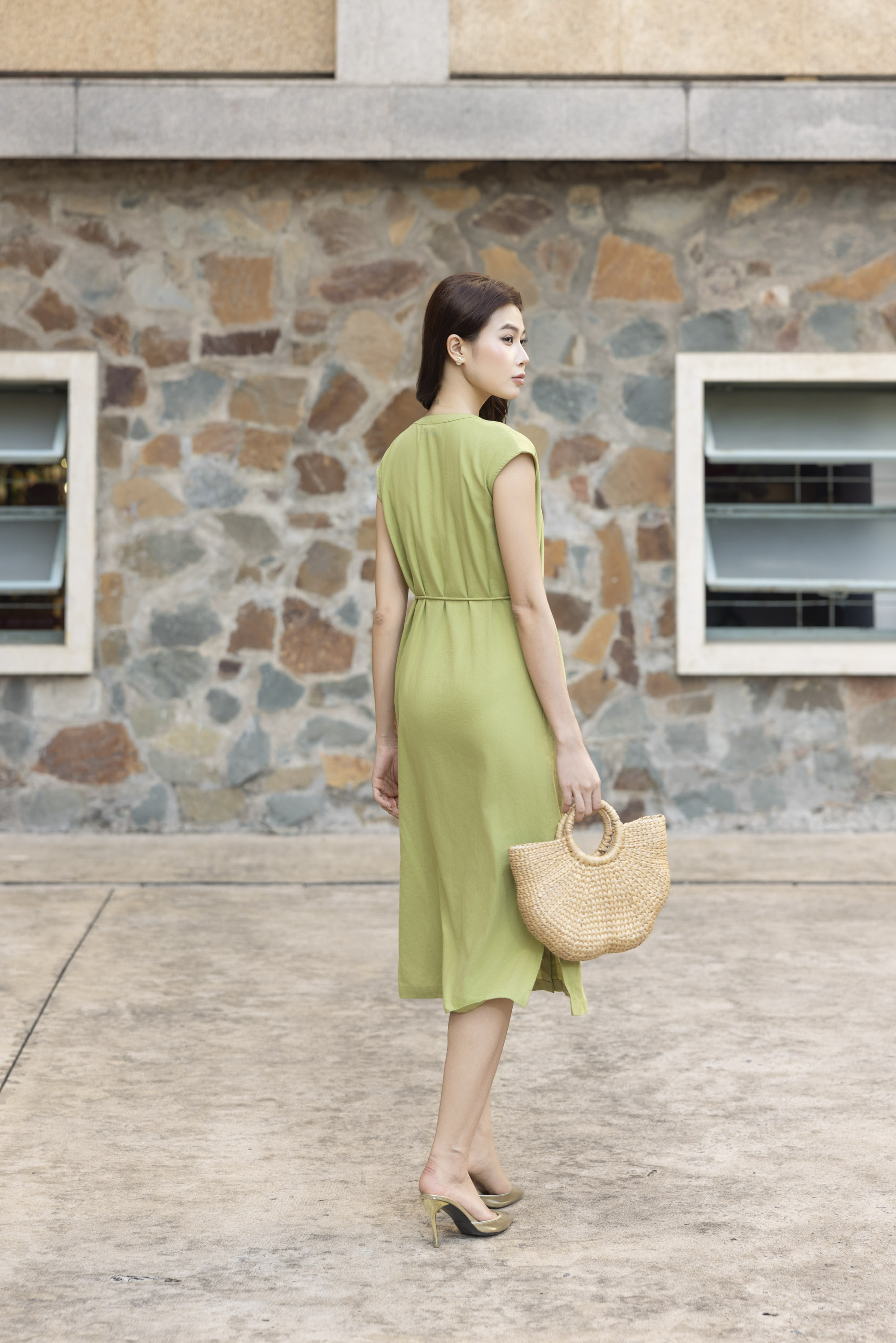 SWANLAKE | Váy Đầm Nữ Midi Cổ Chữ V Dây Thắt Eo Vải Linen Thêu Hoa Cài Nút Xẻ Tà Đi Biển D13519LW01