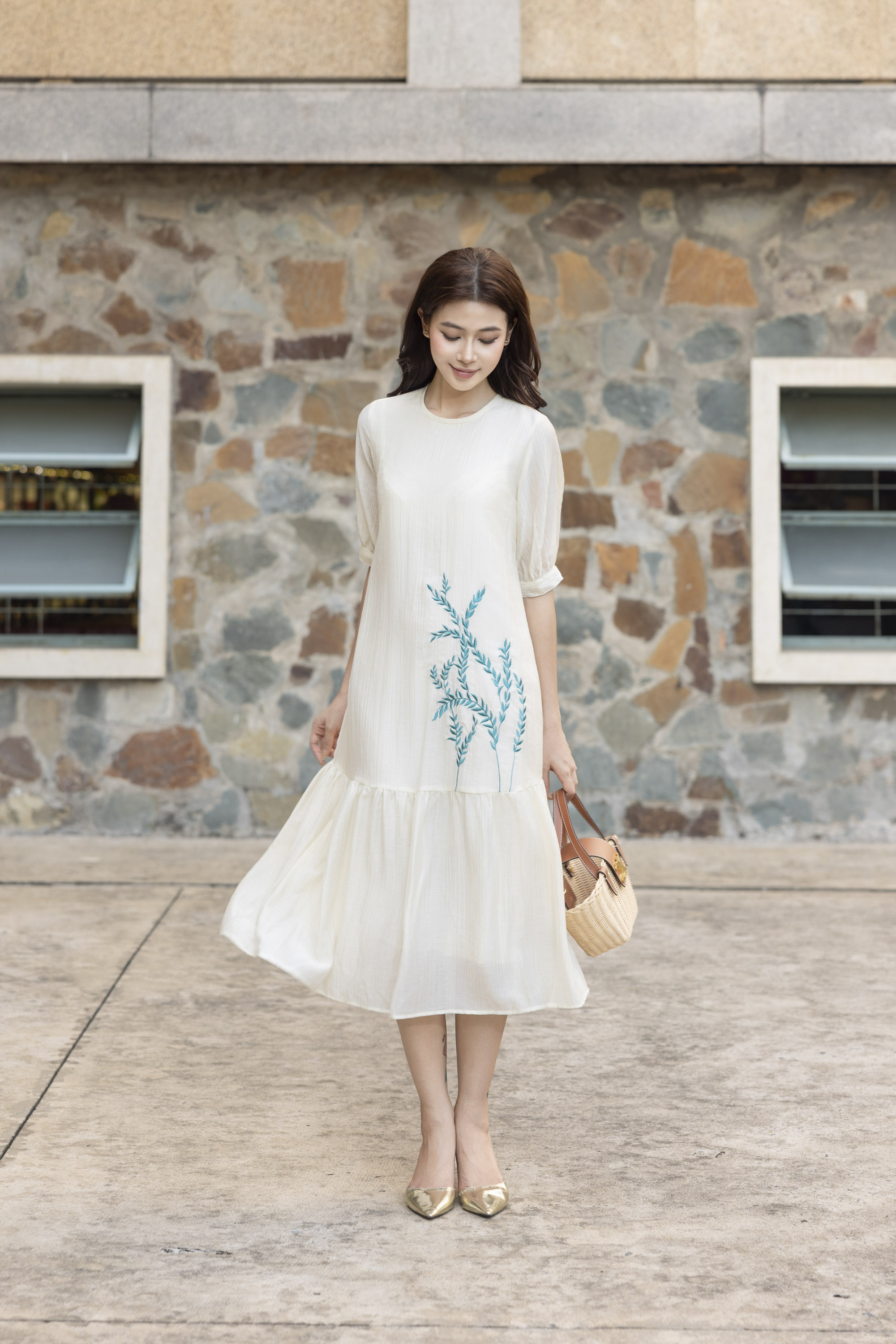 SWANLAKE | Váy Đầm Nữ Suông Hai Lớp Cổ Tròn Tay Lỡ Chất Tơ Hàn Thêu Hoa Du Lịch Dạo Phố D13548LW01