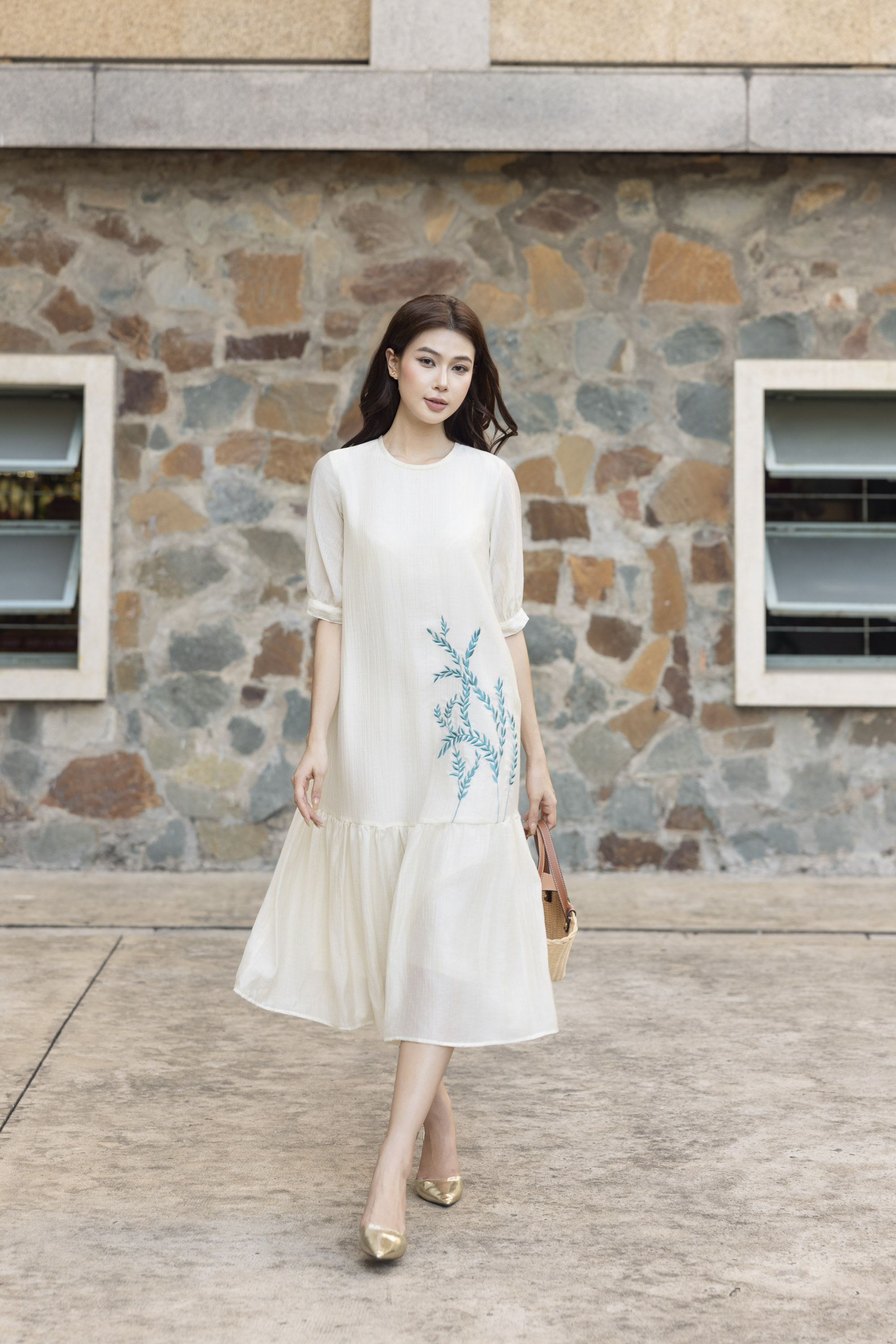 SWANLAKE | Váy Đầm Nữ Suông Hai Lớp Cổ Tròn Tay Lỡ Chất Tơ Hàn Thêu Hoa Du Lịch Dạo Phố D13548LW01