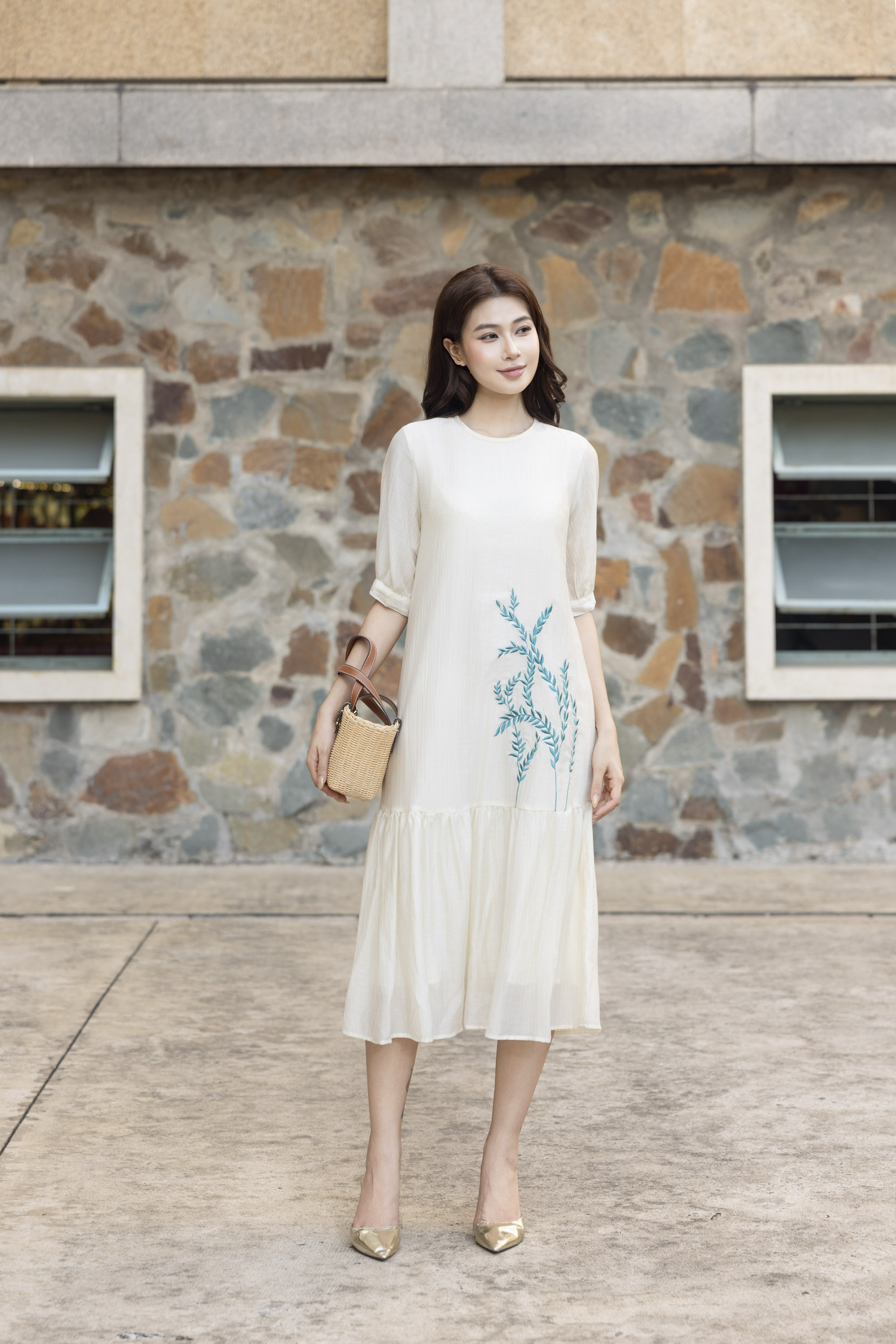 SWANLAKE | Váy Đầm Nữ Suông Hai Lớp Cổ Tròn Tay Lỡ Chất Tơ Hàn Thêu Hoa Du Lịch Dạo Phố D13548LW01