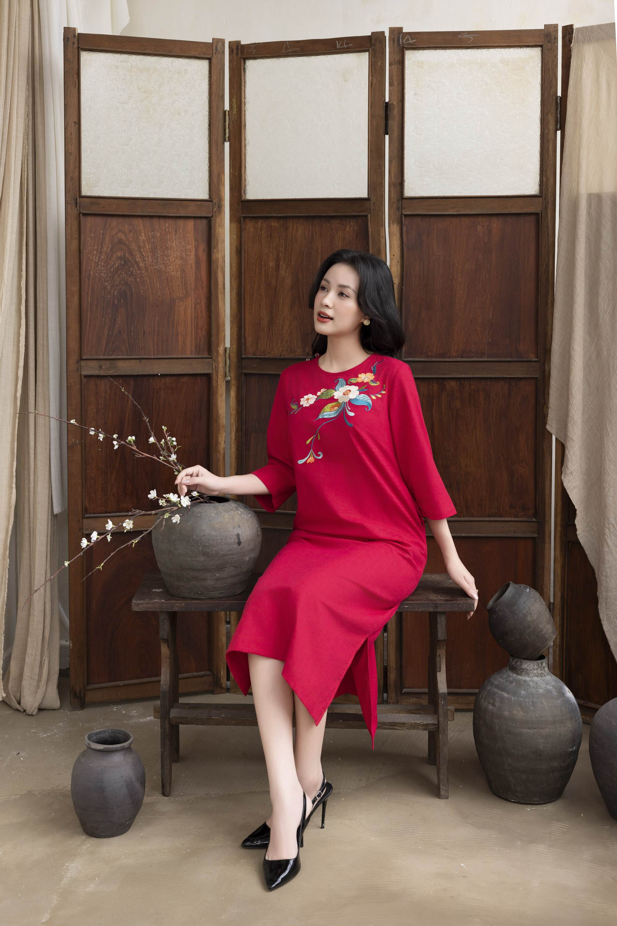 SWANLAKE | Váy Đầm Nữ Suông Vải Linen Thêu Hoa Cổ Tròn Tay Lỡ Có Túi Công Sở Thanh Lịch D13239LW01