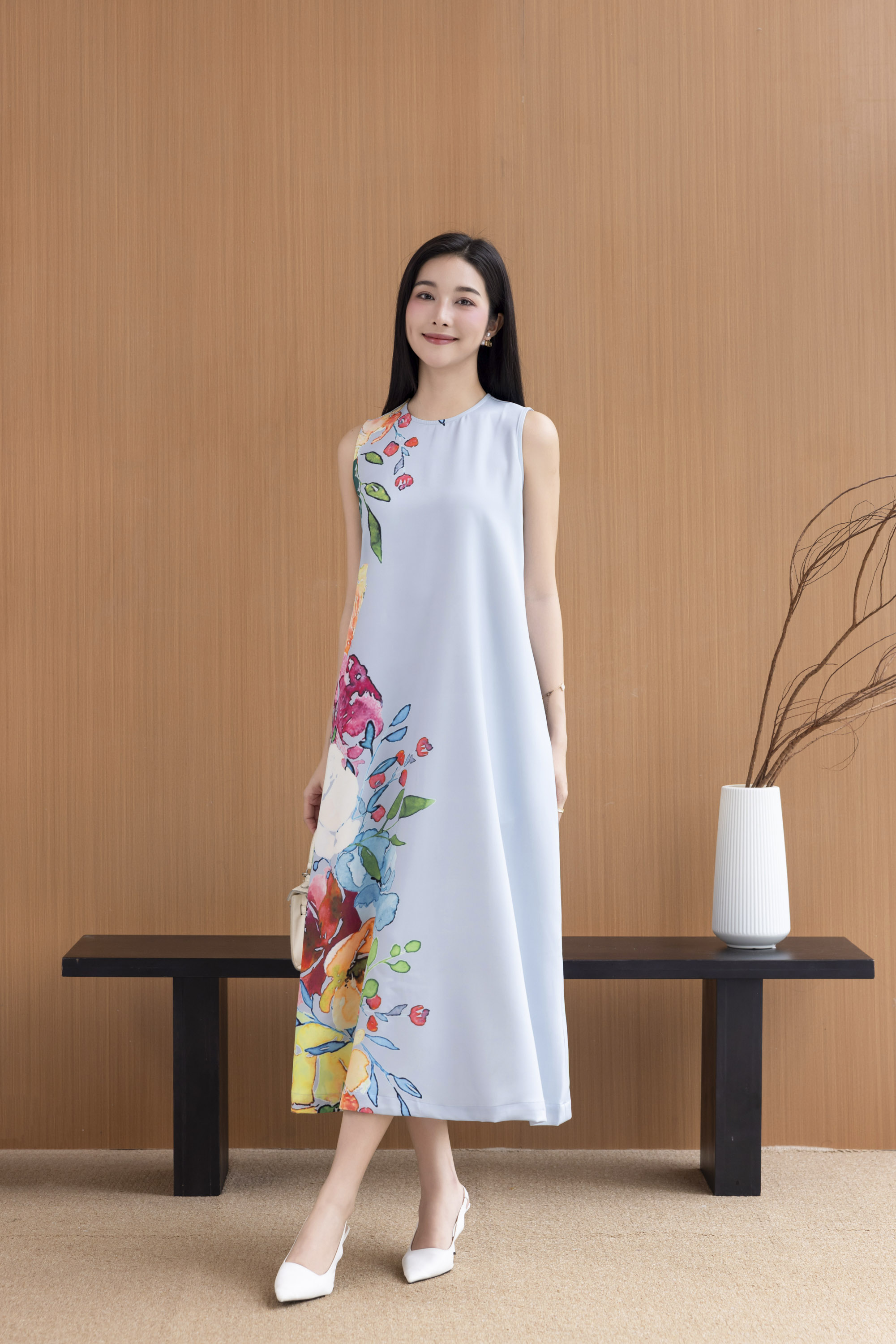 Đầm Sát Nách Hoa Chất Liệu Lụa Dày Swanlake - D12095LW03