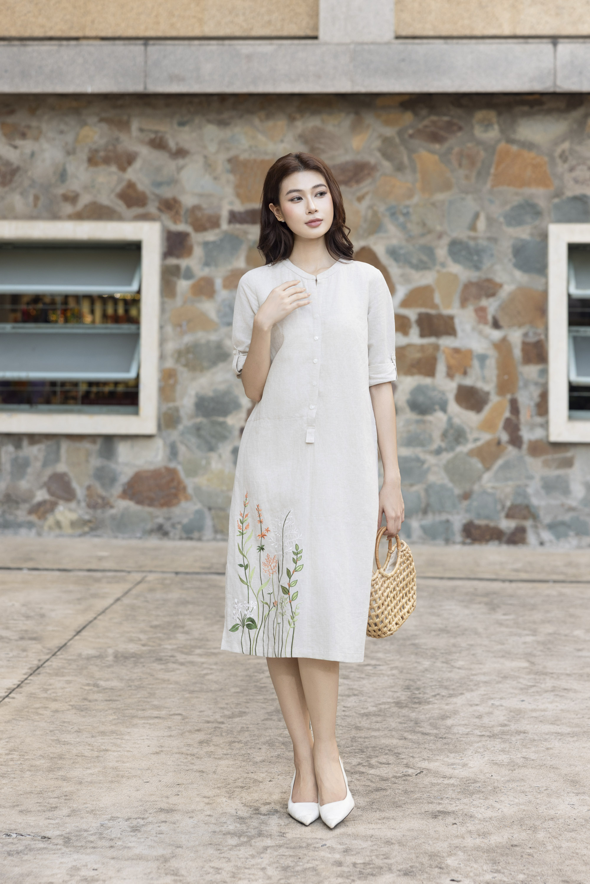 SWANLAKE | Váy Đầm Nữ Midi Suông Cổ Trụ Cài Nút Vải Linen Tay Lỡ Thêu Hoa Xẻ Tà Công Sở D13520LW01