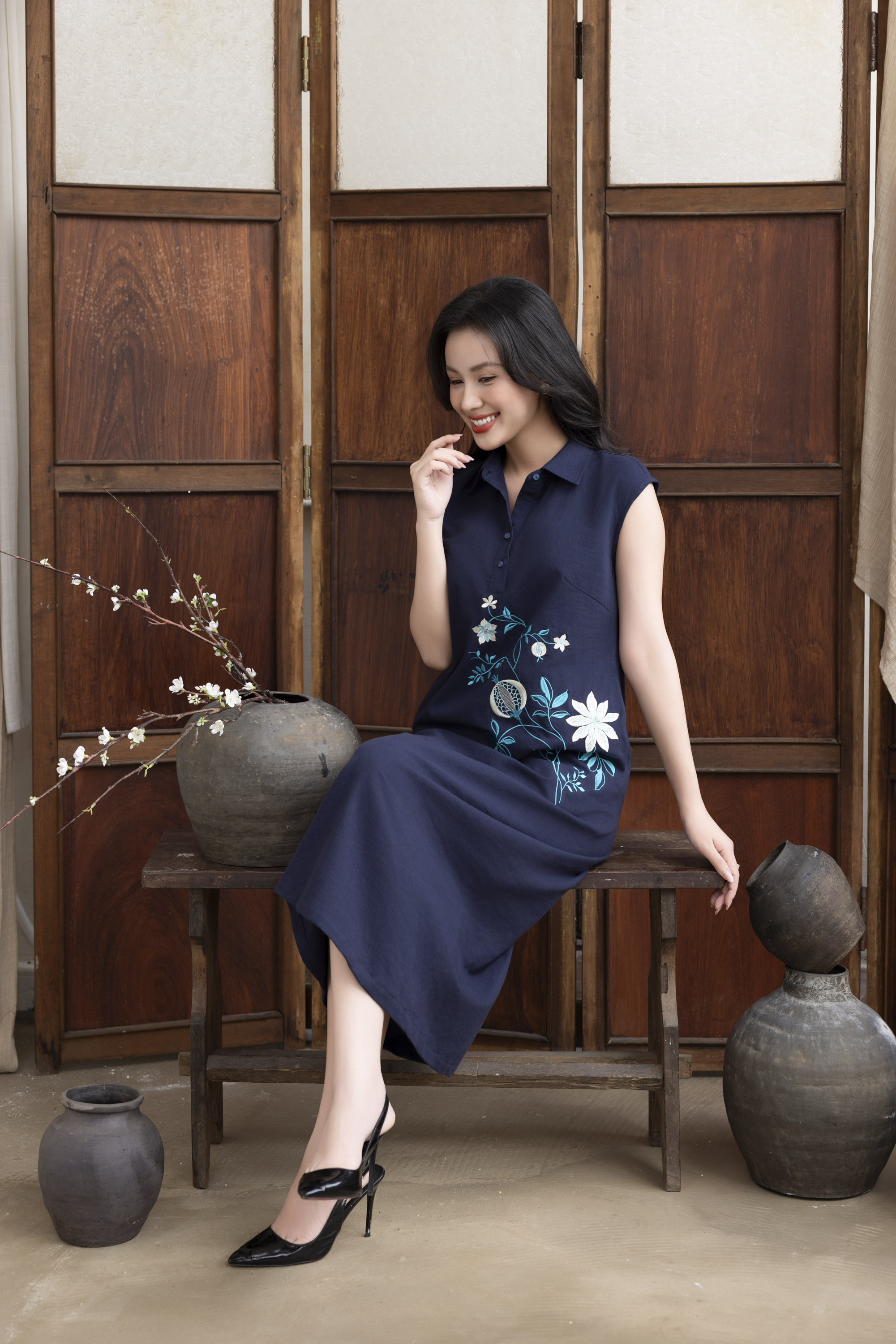 SWANLAKE | Váy Đầm Nữ Maxi Suông Sát Nách Cổ Sơ Mi Vải Linen Thêu Hoa Cao Cấp Đi Tiệc D13272LW01