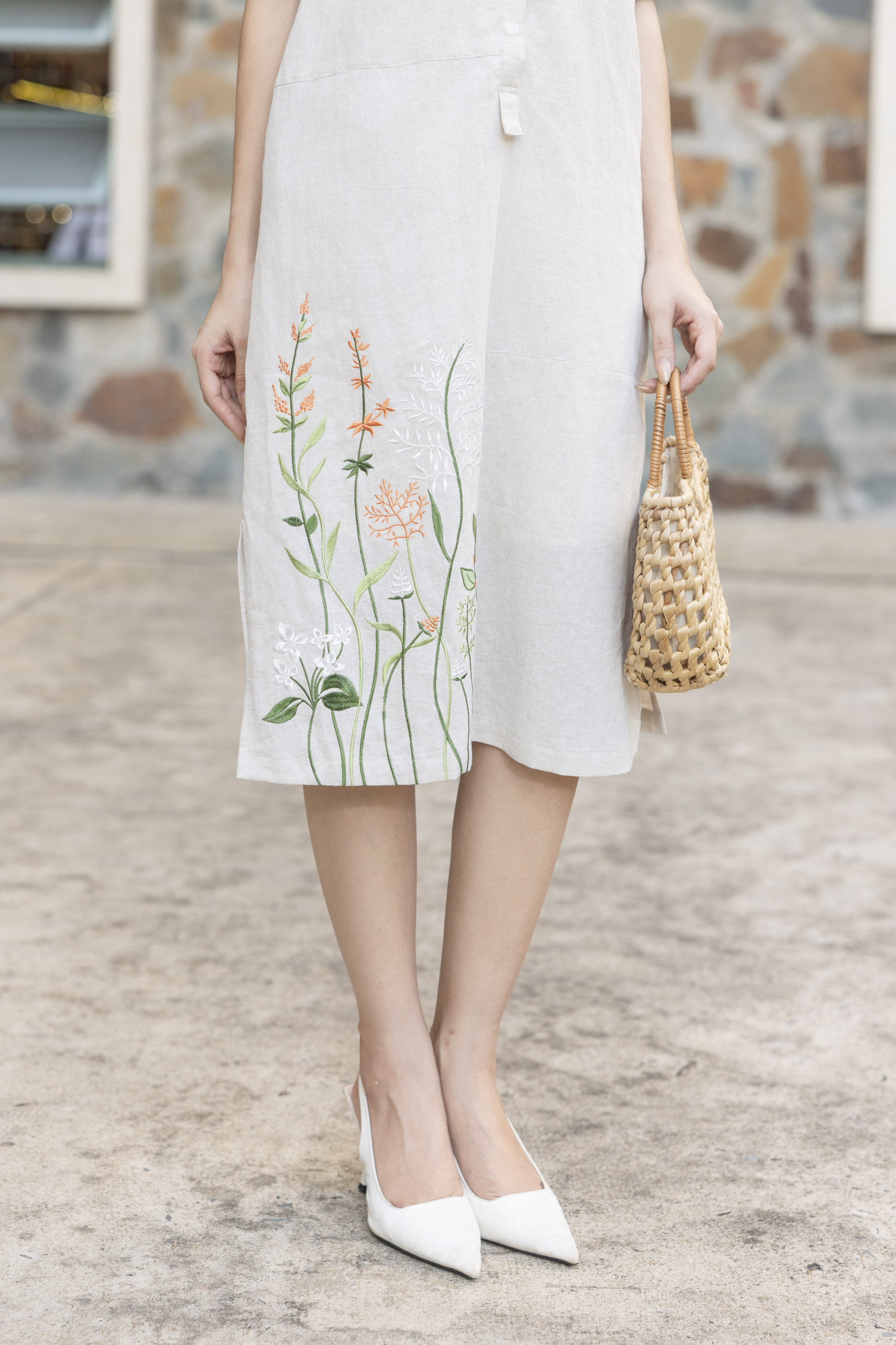 SWANLAKE | Váy Đầm Nữ Midi Suông Cổ Trụ Cài Nút Vải Linen Tay Lỡ Thêu Hoa Xẻ Tà Công Sở D13520LW01