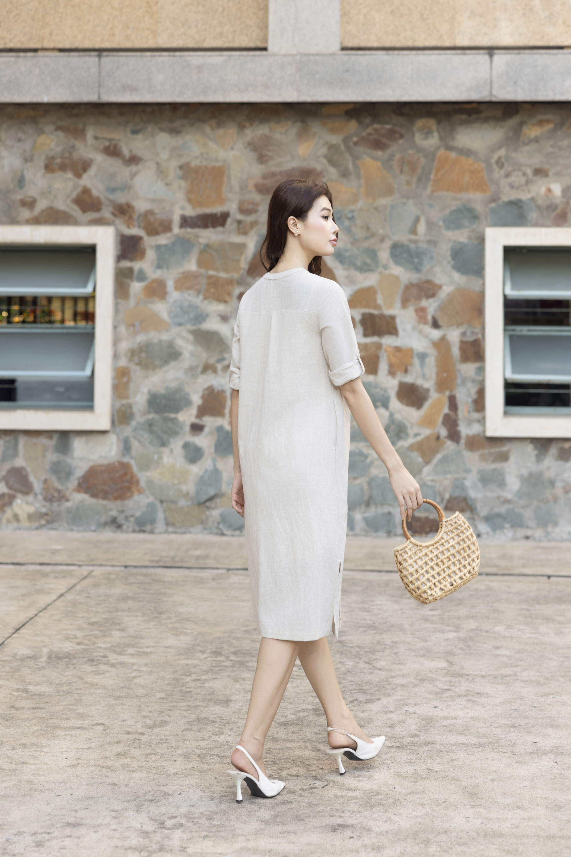 SWANLAKE | Váy Đầm Nữ Midi Suông Cổ Trụ Cài Nút Vải Linen Tay Lỡ Thêu Hoa Xẻ Tà Công Sở D13520LW01