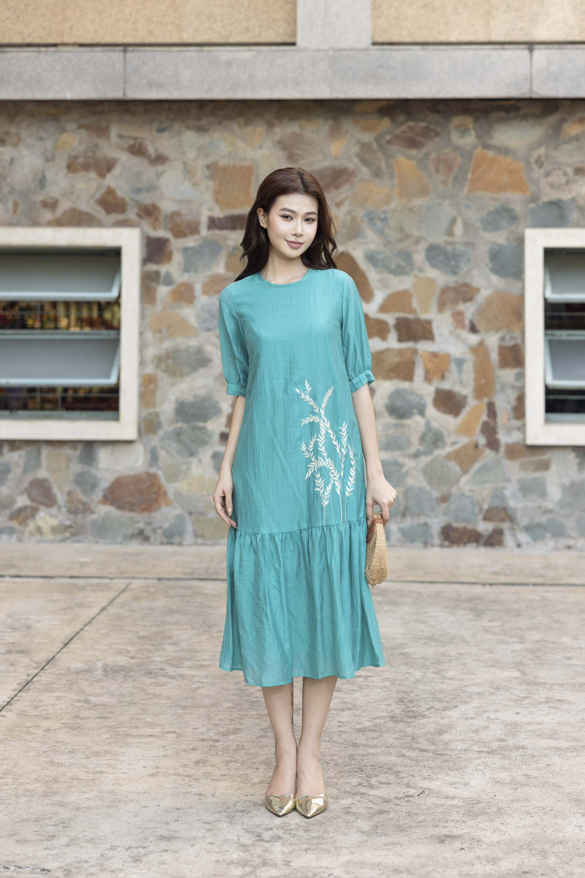 SWANLAKE | Váy Đầm Nữ Suông Hai Lớp Cổ Tròn Tay Lỡ Chất Tơ Hàn Thêu Hoa Du Lịch Dạo Phố D13548LW01