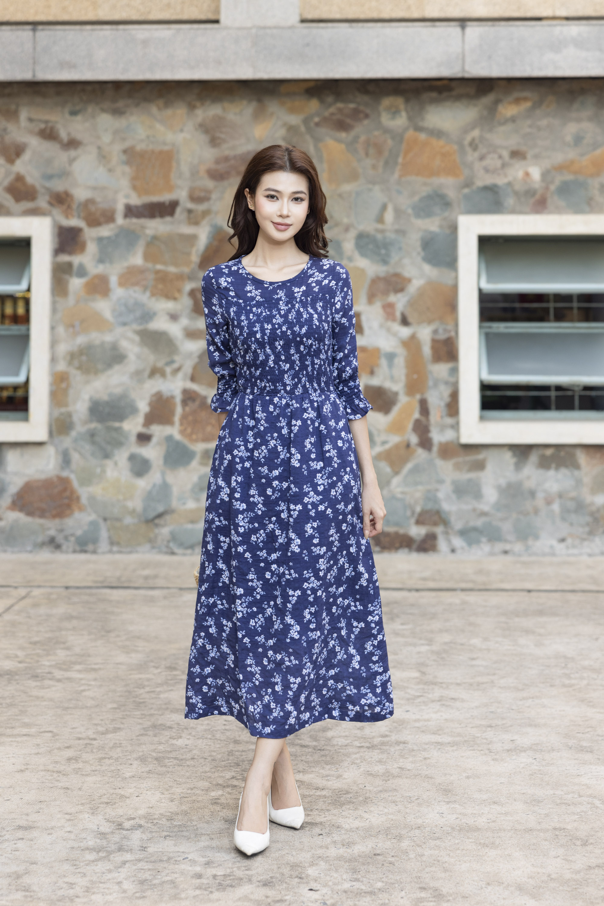 SWANLAKE | Váy Đầm Nữ Maxi Hoa Nhí Tay Lỡ Cổ Tròn Vải Xô Cotton Chiết Eo Du Lịch Biển Hè D11420LW03