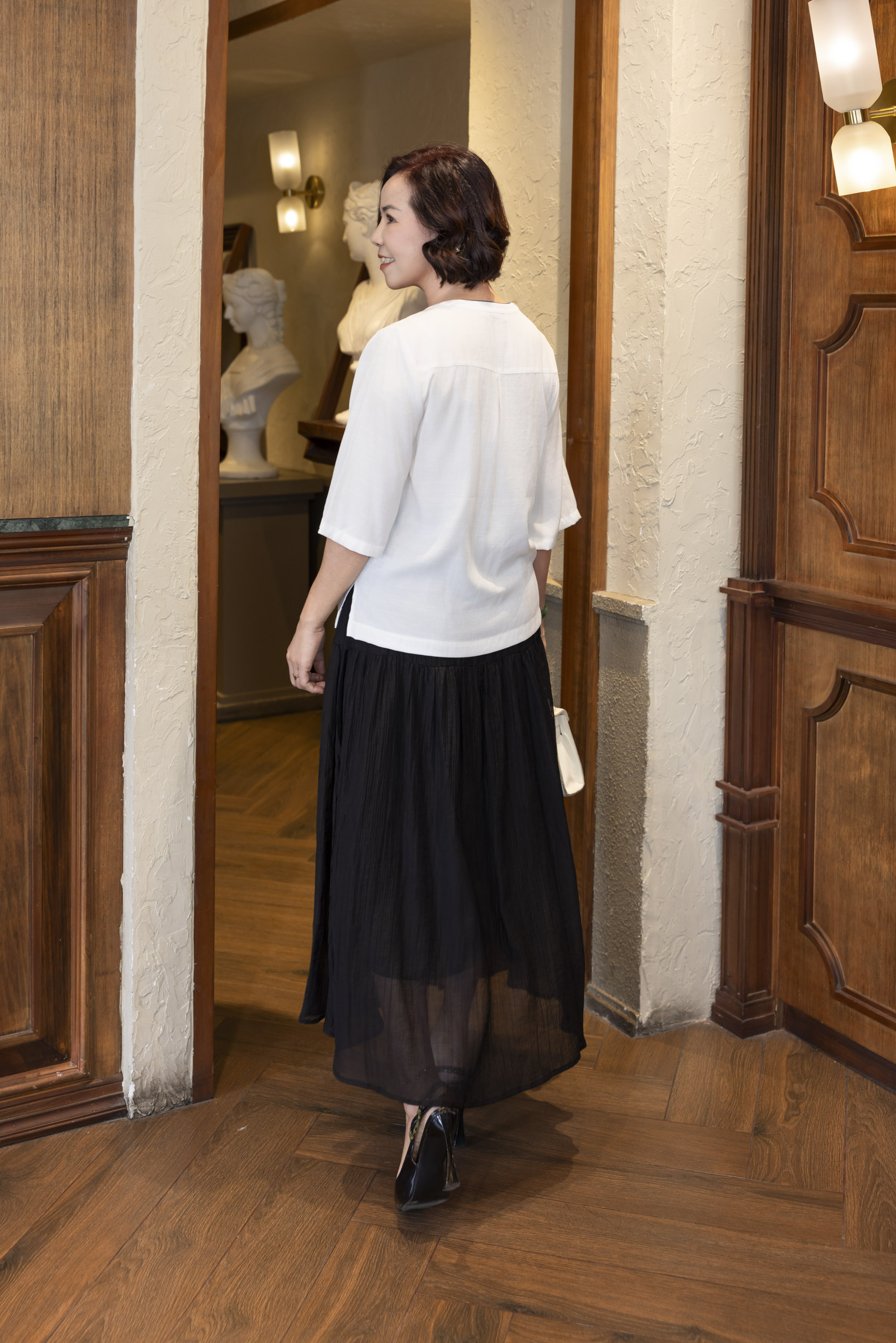 M COLLECTION | Áo Kiểu Nữ Trung Niên Tặng Mẹ Vải Lụa Gân Thêu Hoa Cổ Trụ Tay Lỡ Xẻ Vạt Áo A13020LW01