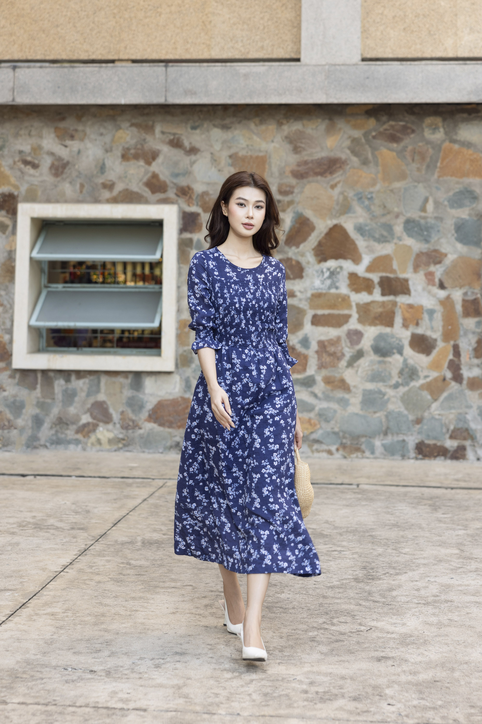 SWANLAKE | Váy Đầm Nữ Maxi Hoa Nhí Tay Lỡ Cổ Tròn Vải Xô Cotton Chiết Eo Du Lịch Biển Hè D11420LW03