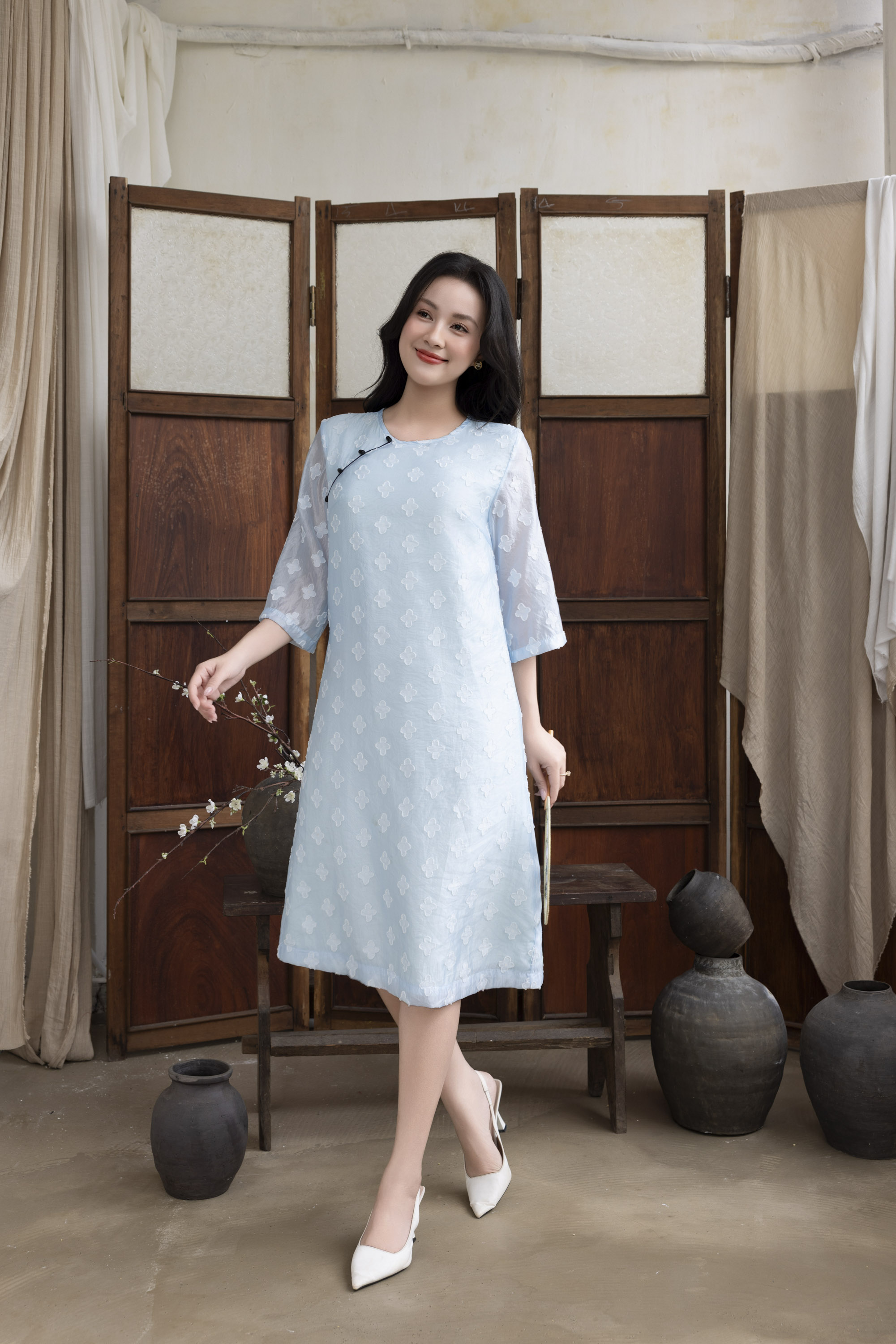 SWANLAKE | Váy Đầm Nữ Midi Cổ Tròn Tay Lỡ Vải Tơ Ép Hai Lớp Thêu Hoa Đính Nút Công Sở Tiệc D13237LW01