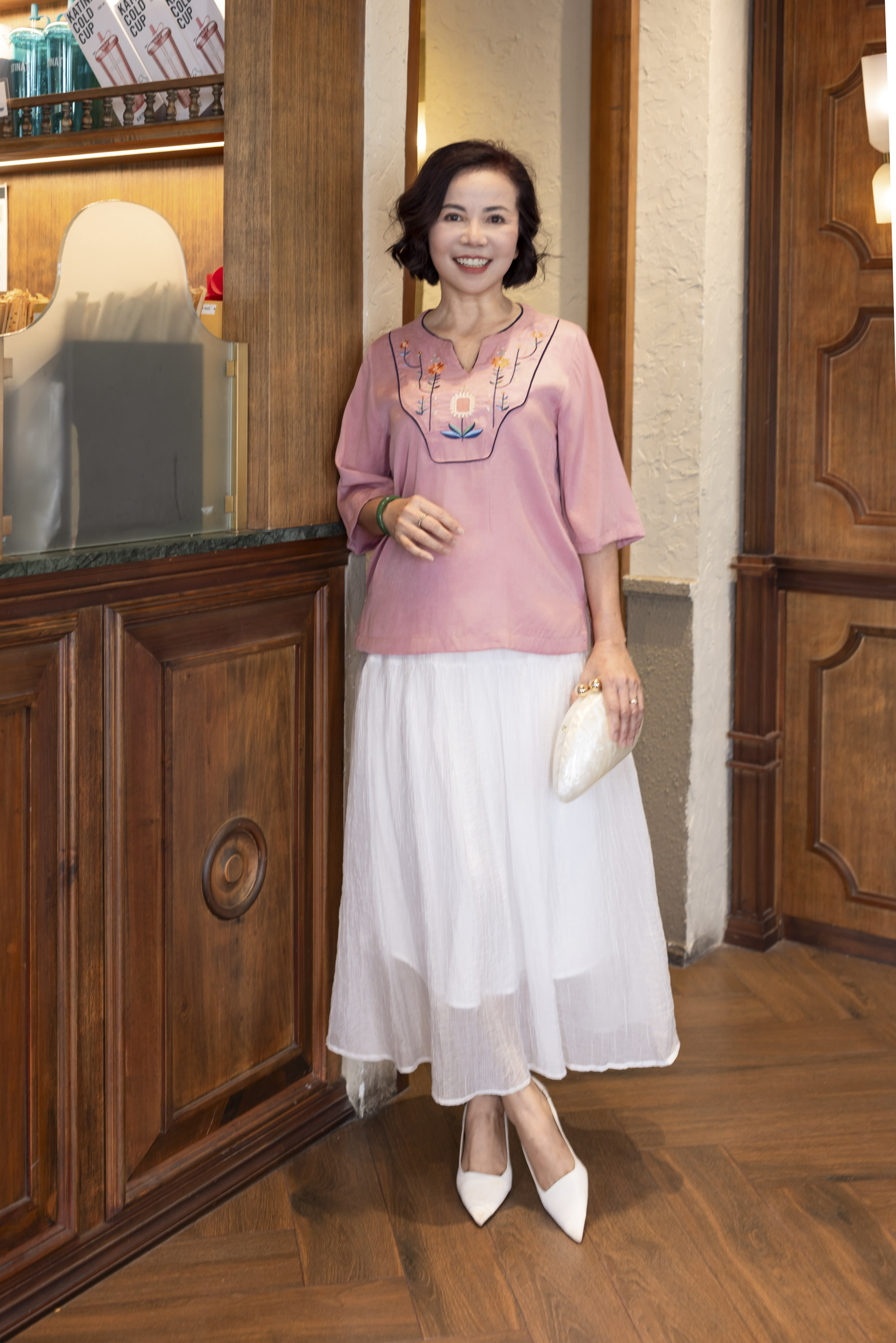 M COLLECTION | Áo Kiểu Nữ Trung Niên Tặng Mẹ Vải Lụa Gân Thêu Hoa Cổ Trụ Tay Lỡ Xẻ Vạt Áo A13020LW01