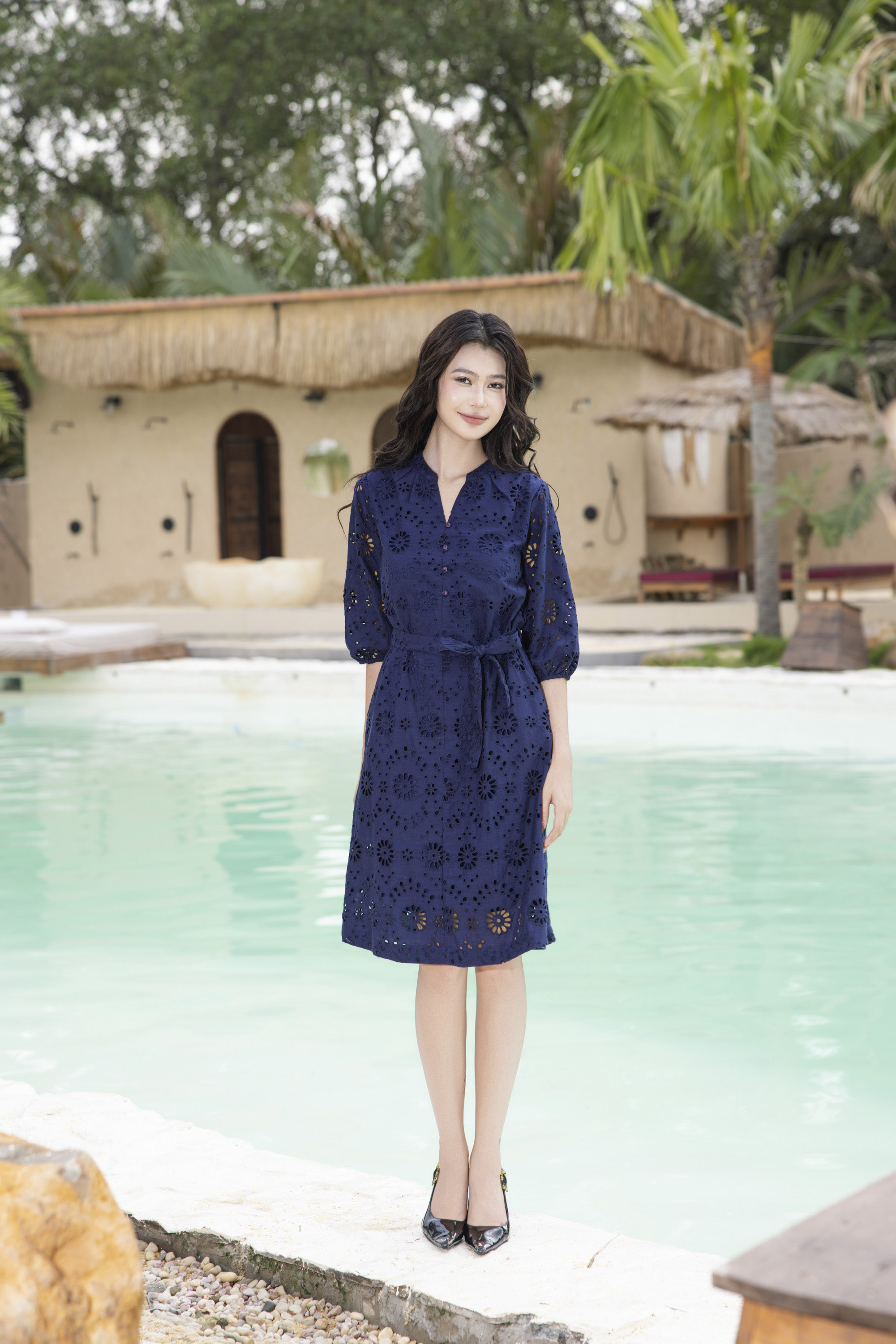 Đầm Suông Cổ Trụ Dây Thắt Eo Cotton Thêu Đục Lỗ D12671LW01