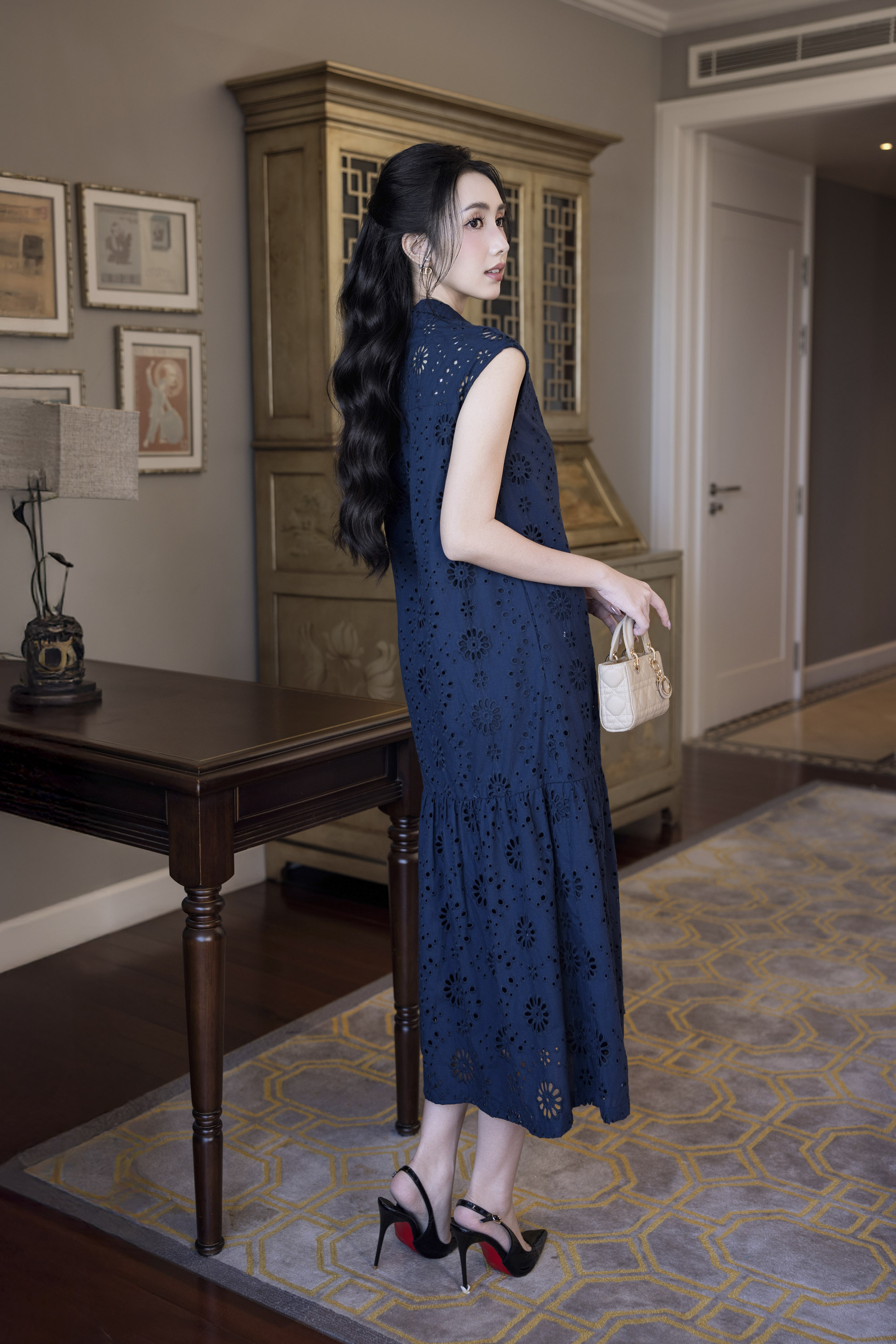 SWANLAKE | Váy Đầm Nữ Maxi Sơ Mi Suông Sát Nách Đuôi Cá Cotton Thêu Hoa Đục Lỗ Cài Nút Có Túi D12905LW01