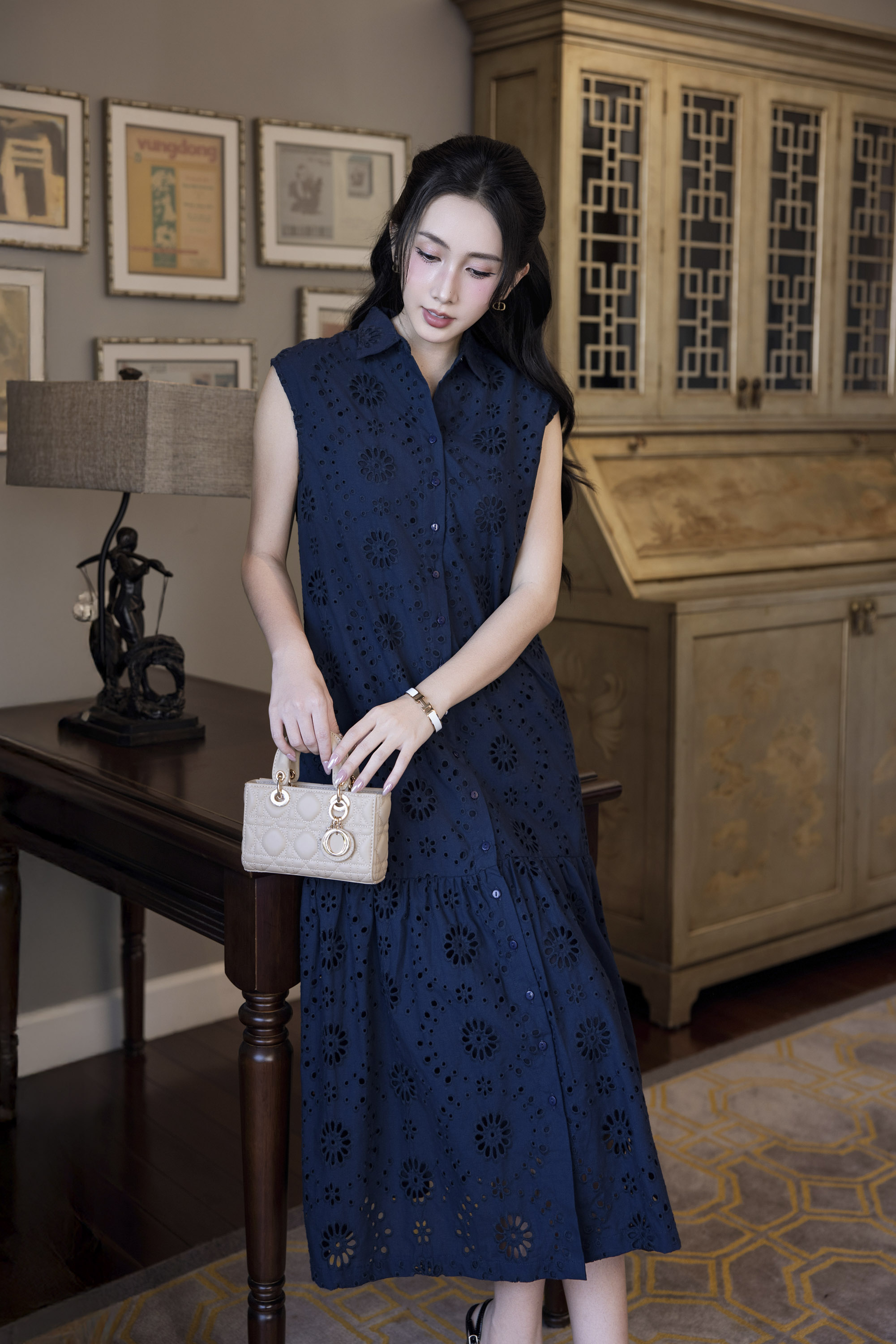 SWANLAKE | Váy Đầm Nữ Maxi Sơ Mi Suông Sát Nách Đuôi Cá Cotton Thêu Hoa Đục Lỗ Cài Nút Có Túi D12905LW01