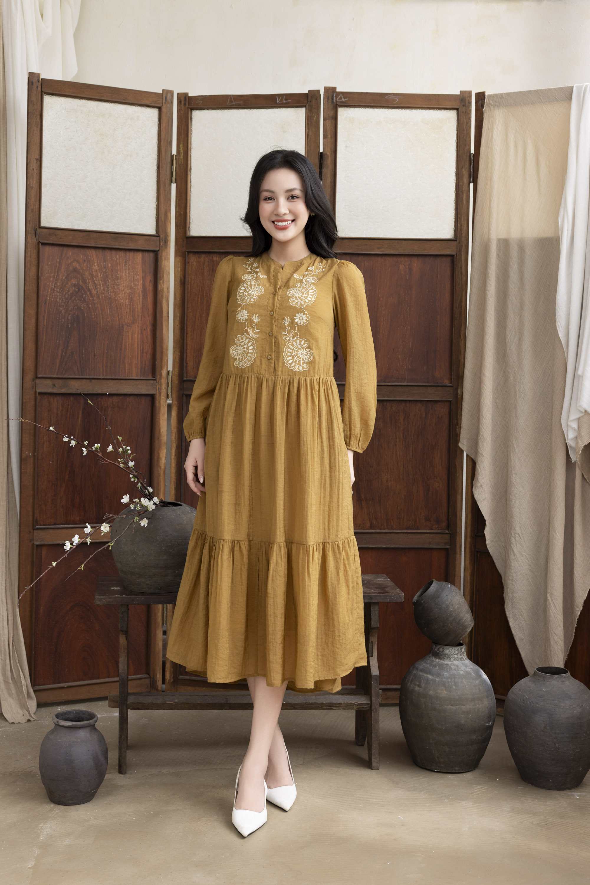 SWANLAKE | Váy Đầm Nữ Suông Đuôi Cá Vải Tơ Thêu Hoa Cao Cấp Tay Dài Cổ V Cài Nút Đi Tiệc D13281LW01