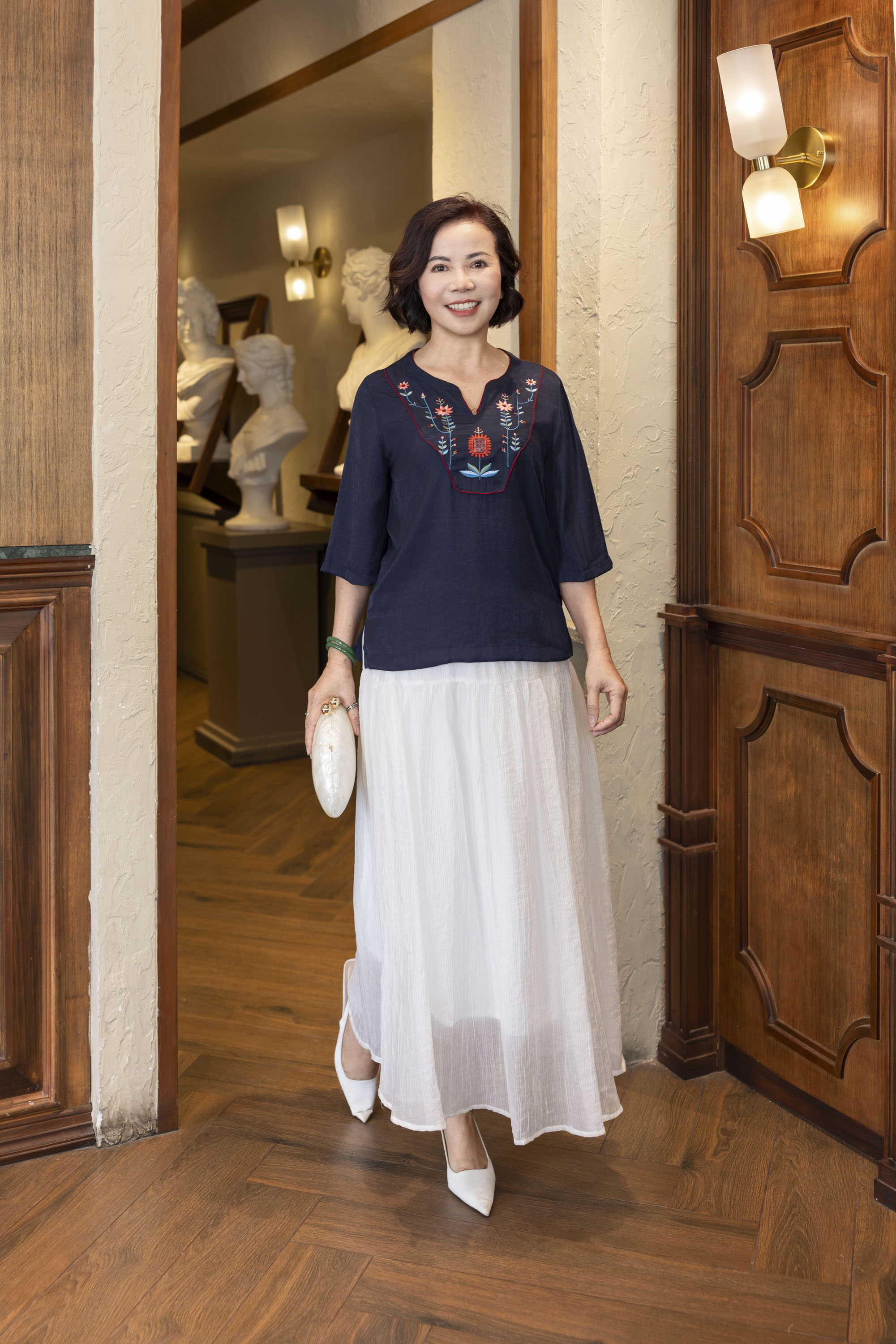 M COLLECTION | Áo Kiểu Nữ Trung Niên Tặng Mẹ Vải Lụa Gân Thêu Hoa Cổ Trụ Tay Lỡ Xẻ Vạt Áo A13020LW01