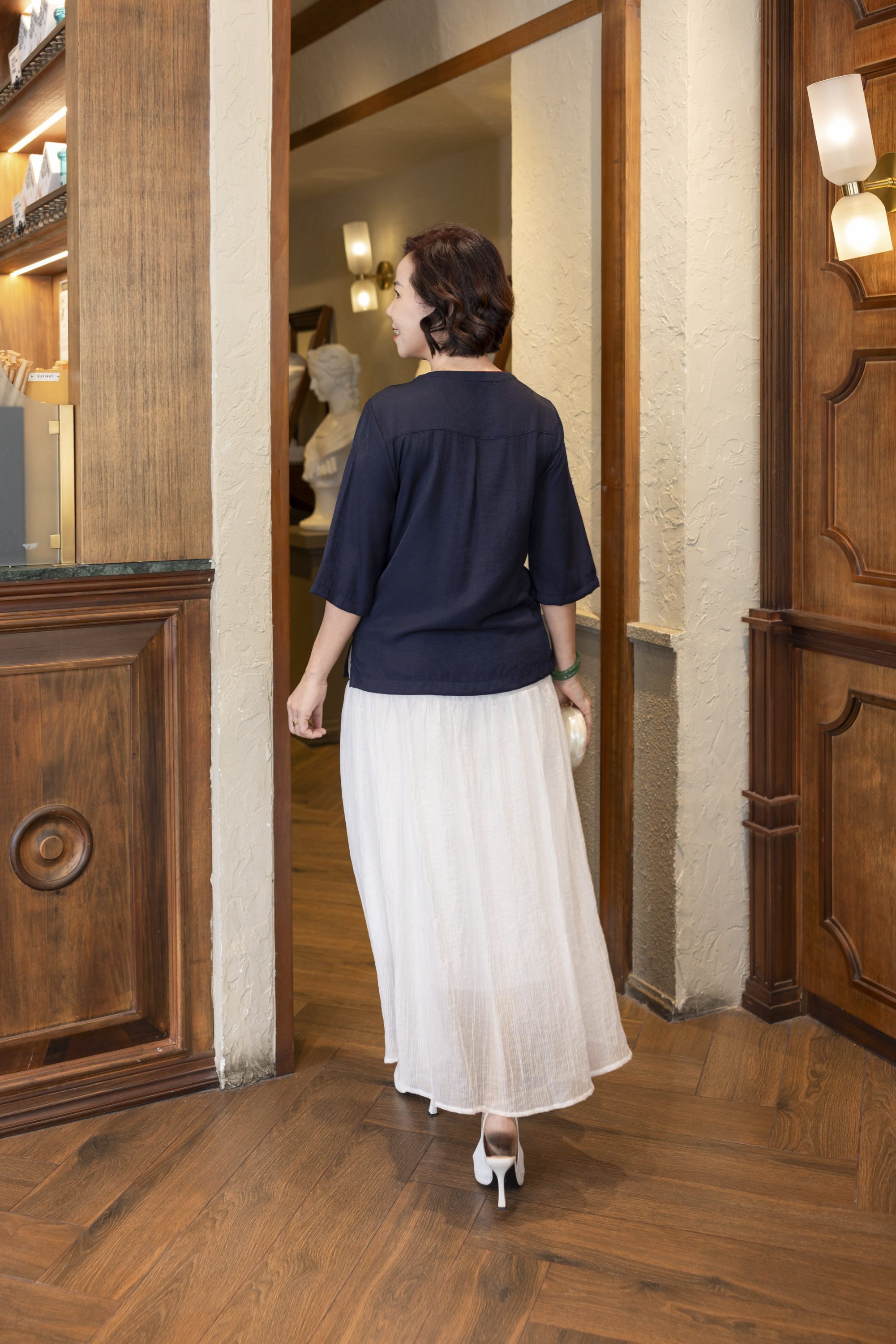 M COLLECTION | Áo Kiểu Nữ Trung Niên Tặng Mẹ Vải Lụa Gân Thêu Hoa Cổ Trụ Tay Lỡ Xẻ Vạt Áo A13020LW01