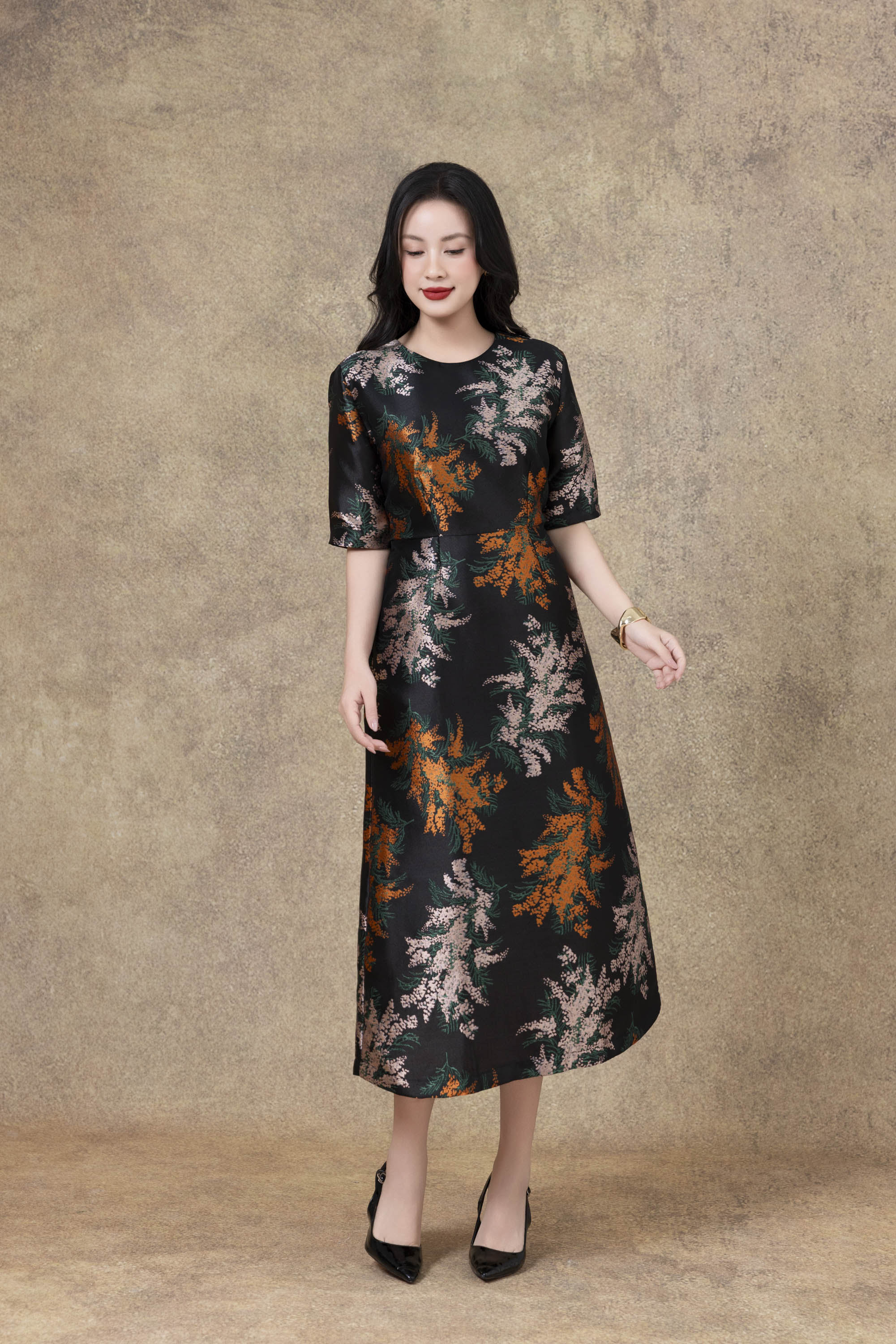 SWANLAKE | Váy Đầm Nữ Maxi Suông Cổ Tròn Vải Gấm Bông Chiết Eo Tay Lỡ Sang Trọng Đi Tiệc D13279LW01