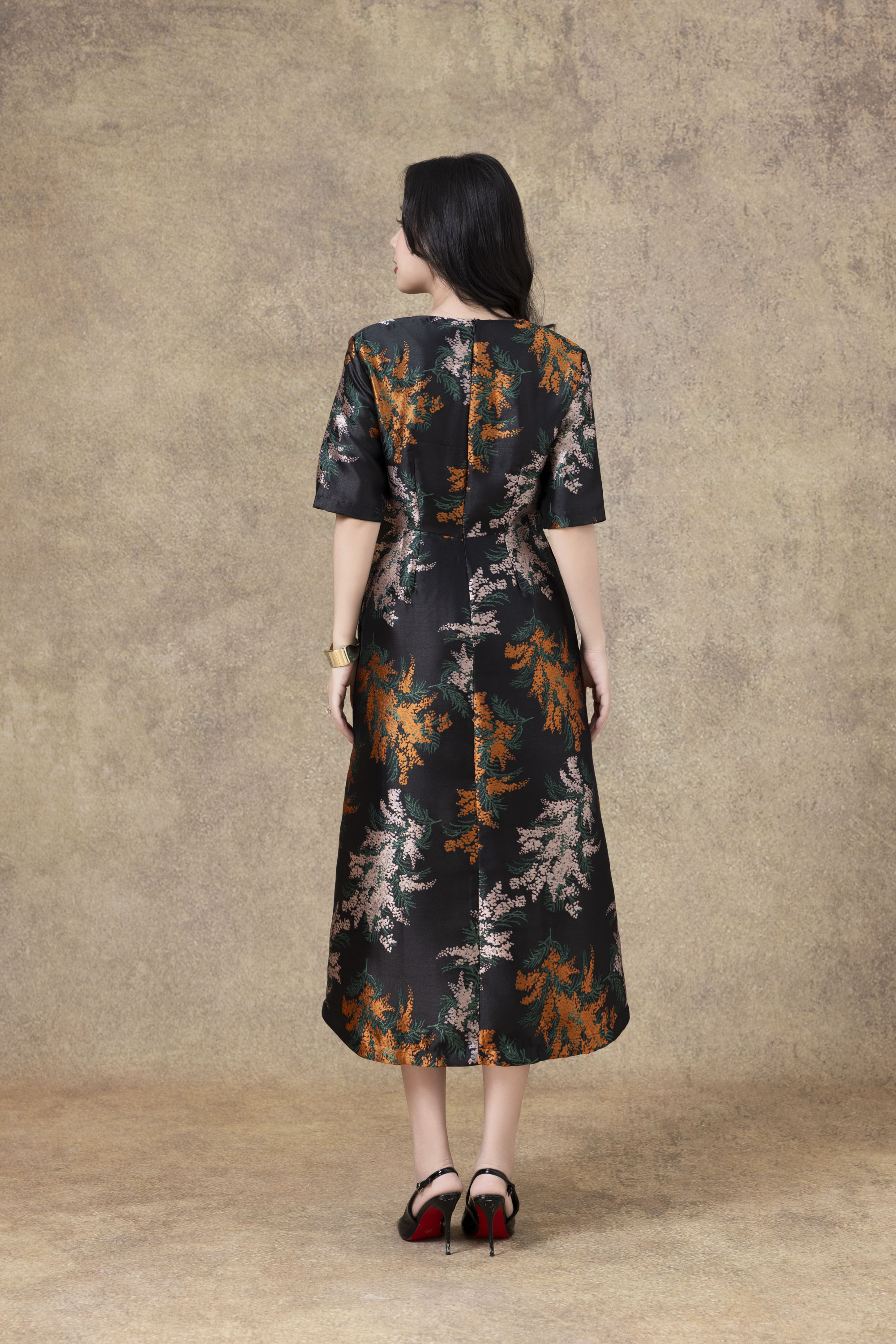 SWANLAKE | Váy Đầm Nữ Maxi Suông Cổ Tròn Vải Gấm Bông Chiết Eo Tay Lỡ Sang Trọng Đi Tiệc D13279LW01