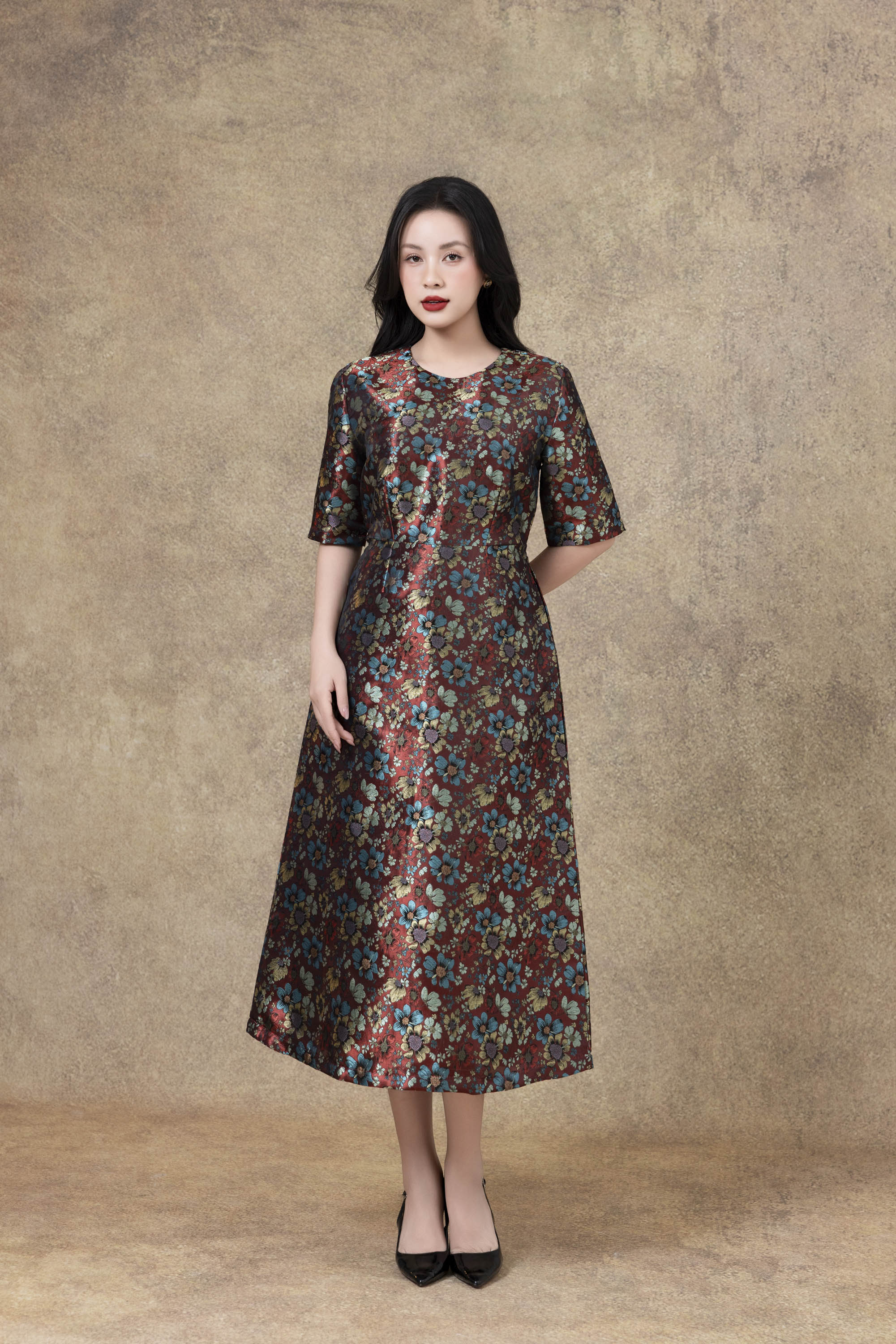 SWANLAKE | Váy Đầm Nữ Maxi Suông Cổ Tròn Vải Gấm Bông Chiết Eo Tay Lỡ Sang Trọng Đi Tiệc D13279LW01