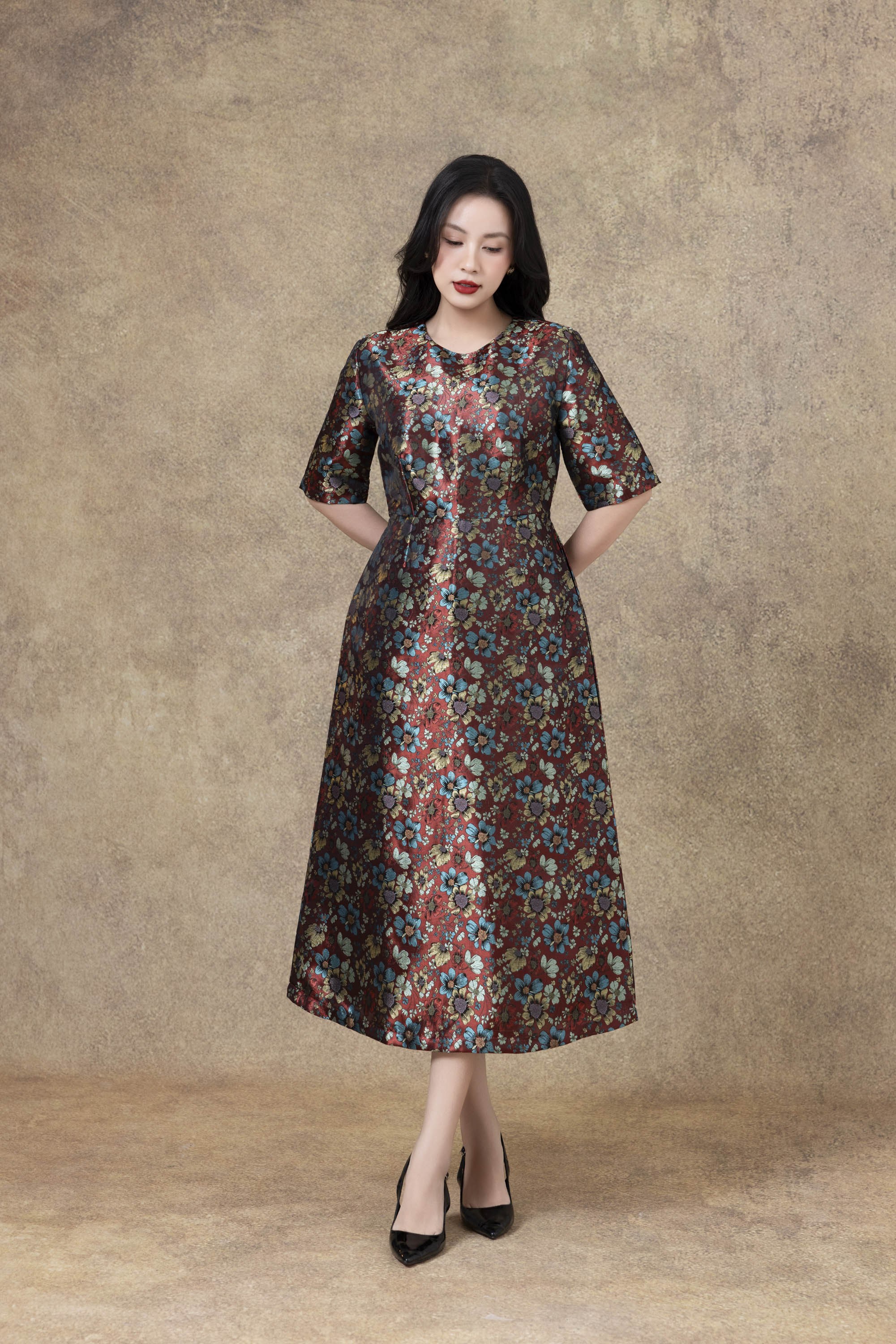 SWANLAKE | Váy Đầm Nữ Maxi Suông Cổ Tròn Vải Gấm Bông Chiết Eo Tay Lỡ Sang Trọng Đi Tiệc D13279LW01