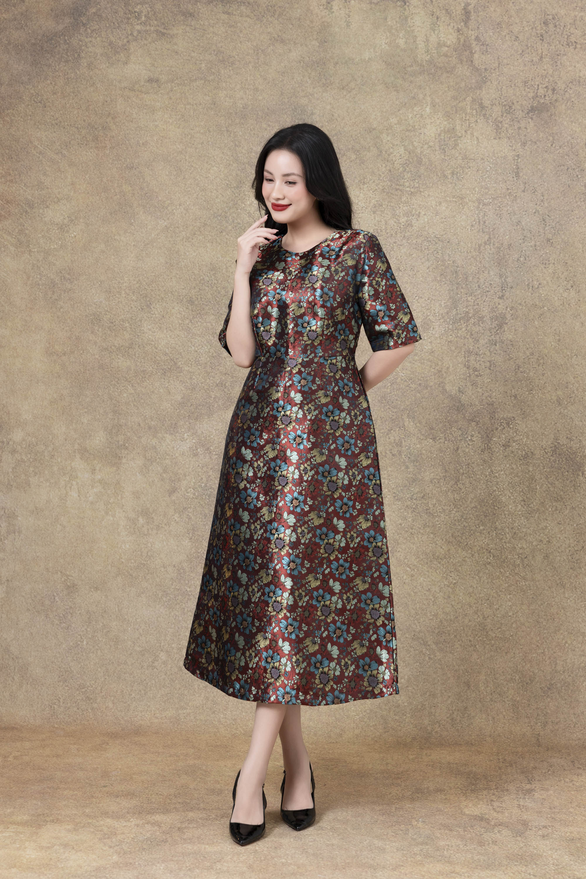 SWANLAKE | Váy Đầm Nữ Maxi Suông Cổ Tròn Vải Gấm Bông Chiết Eo Tay Lỡ Sang Trọng Đi Tiệc D13279LW01