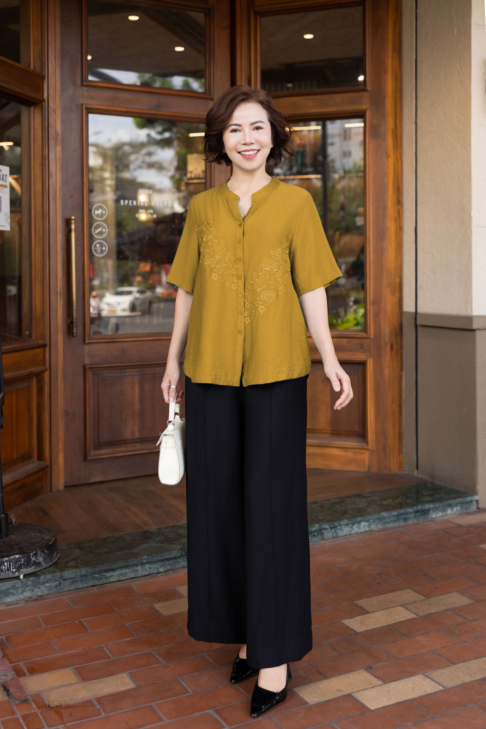 M COLLECTION | Áo Kiểu Nữ Trung Niên Tặng Mẹ, Bà Cài Nút Cổ Trụ Lụa Thêu Hoa Chìm Tay Ngắn A11460LW01