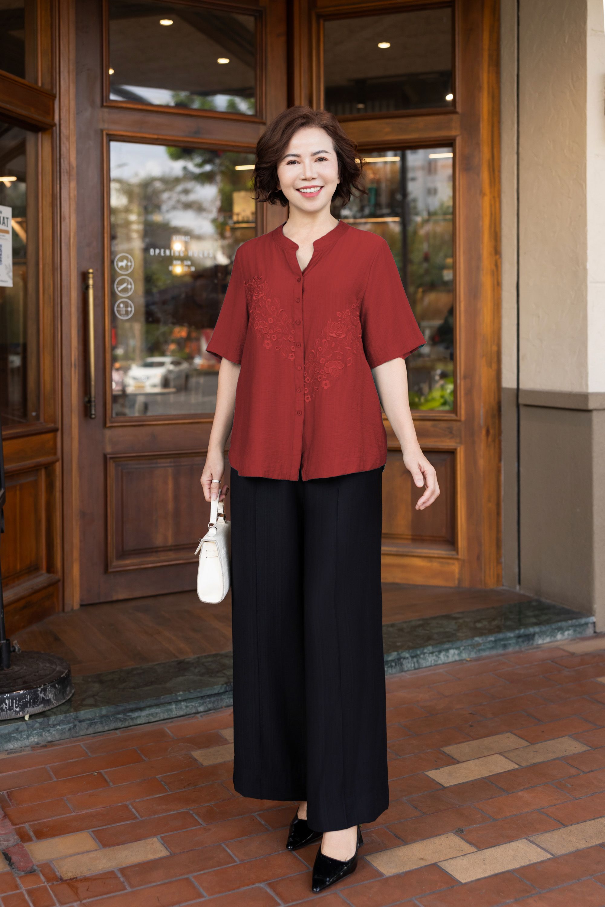 M COLLECTION | Áo Kiểu Nữ Trung Niên Tặng Mẹ, Bà Cài Nút Cổ Trụ Lụa Thêu Hoa Chìm Tay Ngắn A11460LW01