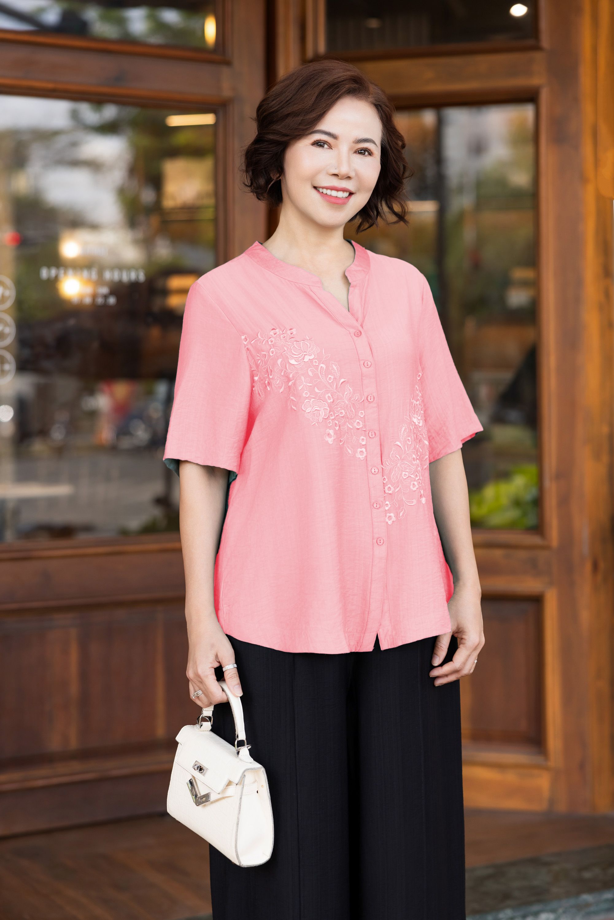 M COLLECTION | Áo Kiểu Nữ Trung Niên Tặng Mẹ, Bà Cài Nút Cổ Trụ Lụa Thêu Hoa Chìm Tay Ngắn A11460LW01