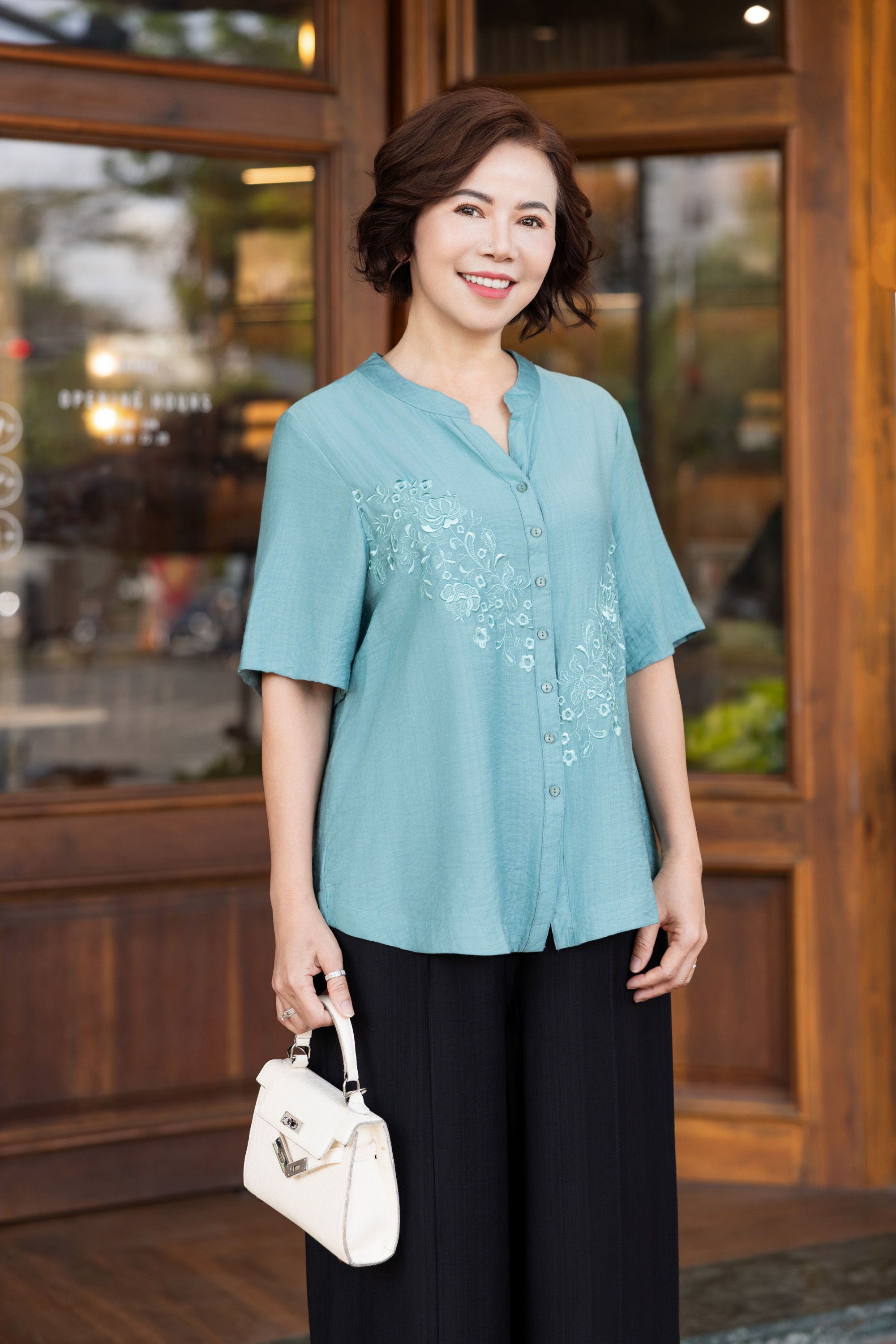 M COLLECTION | Áo Kiểu Nữ Trung Niên Tặng Mẹ, Bà Cài Nút Cổ Trụ Lụa Thêu Hoa Chìm Tay Ngắn A11460LW01