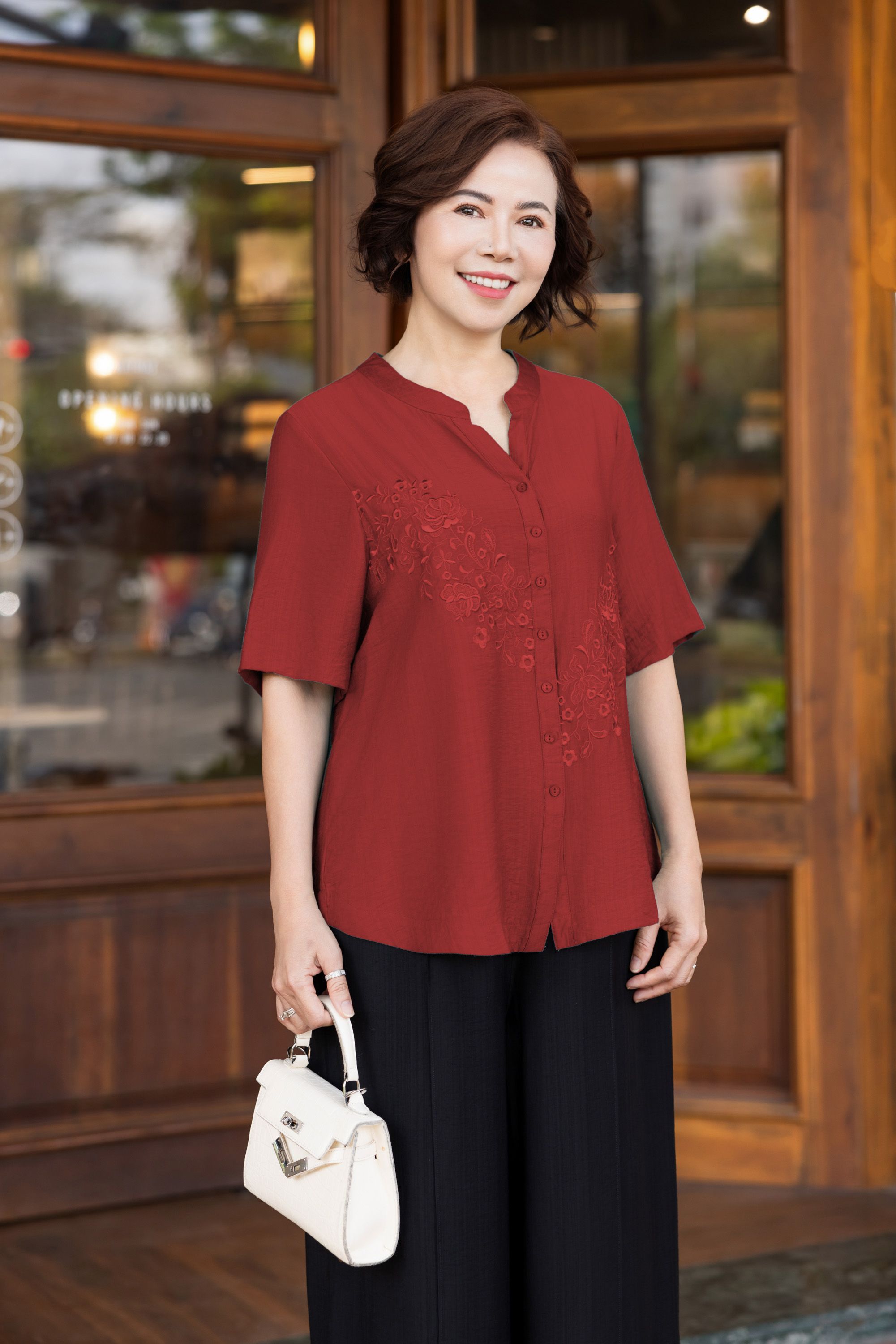 M COLLECTION | Áo Kiểu Nữ Trung Niên Tặng Mẹ, Bà Cài Nút Cổ Trụ Lụa Thêu Hoa Chìm Tay Ngắn A11460LW01