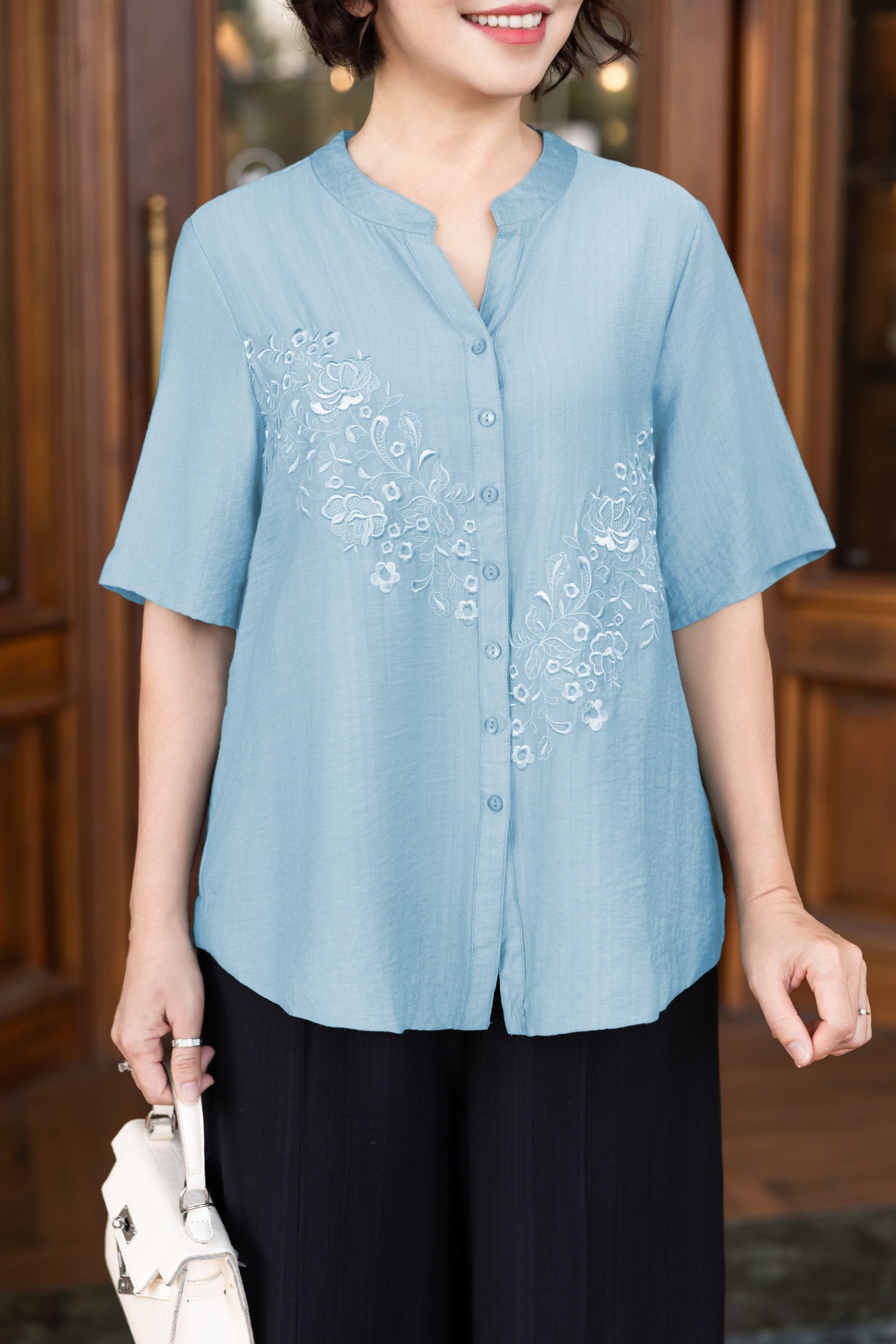 M COLLECTION | Áo Kiểu Nữ Trung Niên Tặng Mẹ, Bà Cài Nút Cổ Trụ Lụa Thêu Hoa Chìm Tay Ngắn A11460LW01