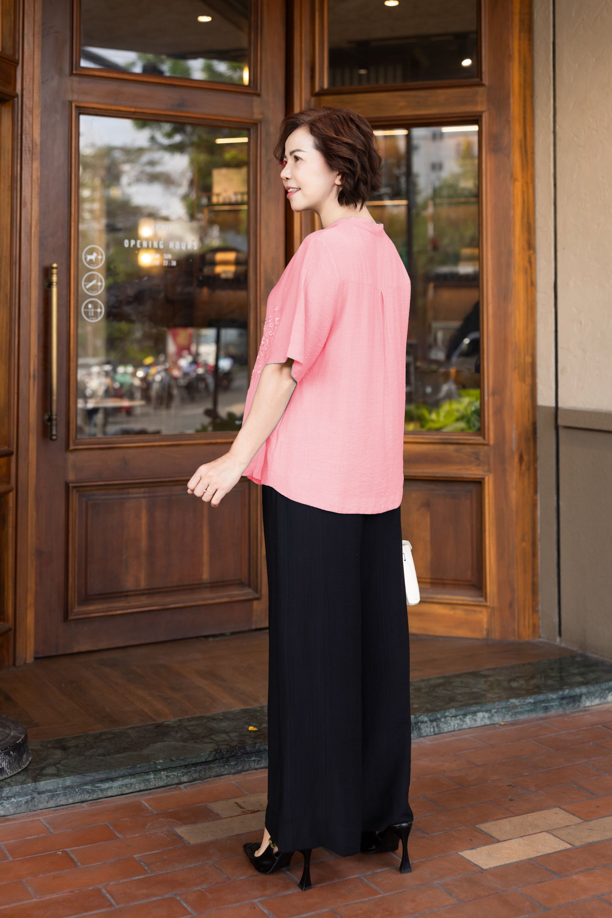 M COLLECTION | Áo Kiểu Nữ Trung Niên Tặng Mẹ, Bà Cài Nút Cổ Trụ Lụa Thêu Hoa Chìm Tay Ngắn A11460LW01