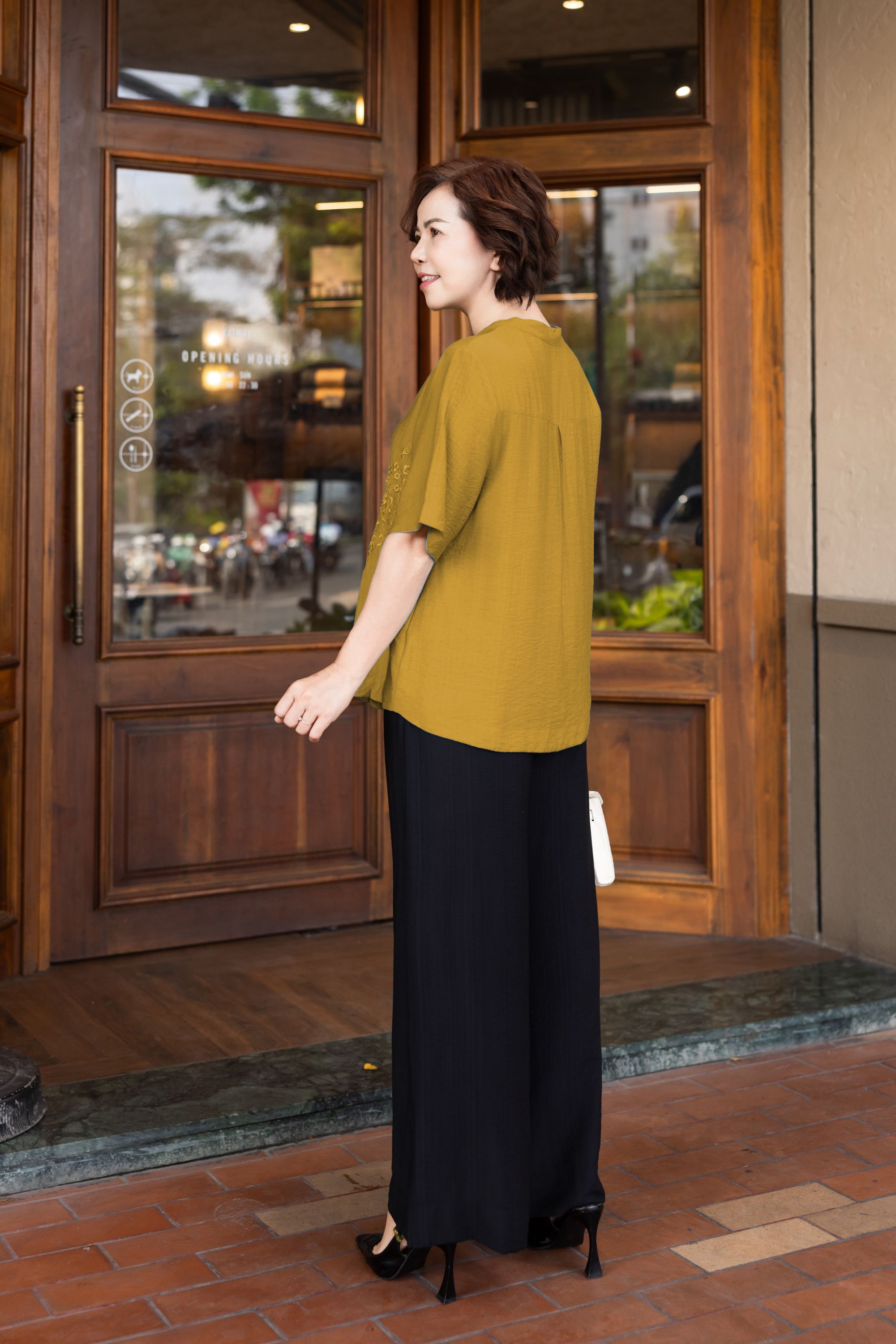 M COLLECTION | Áo Kiểu Nữ Trung Niên Tặng Mẹ, Bà Cài Nút Cổ Trụ Lụa Thêu Hoa Chìm Tay Ngắn A11460LW01